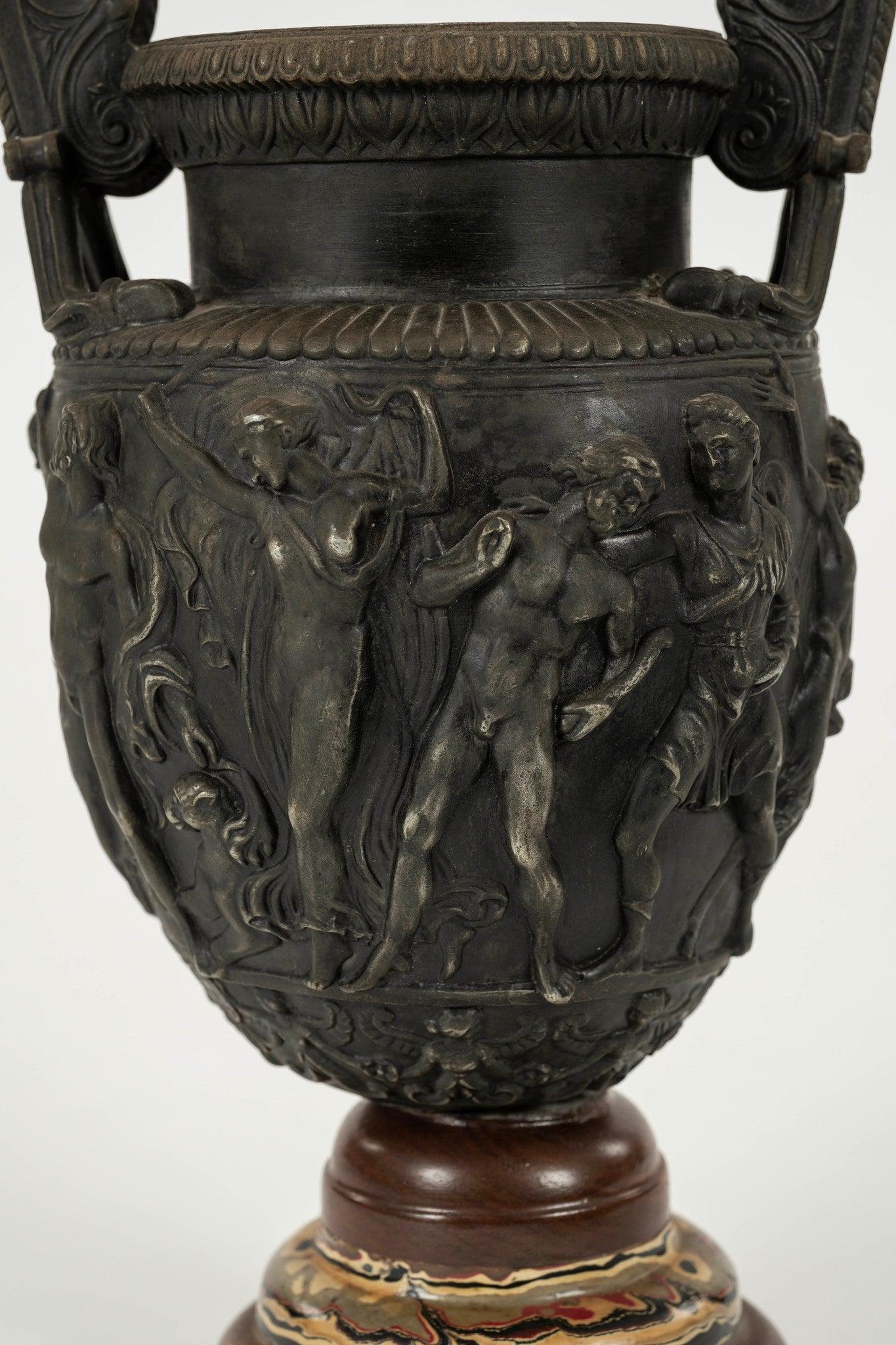 Vaso a urna in bassorilievo di epoca neoclassica in vendita 4
