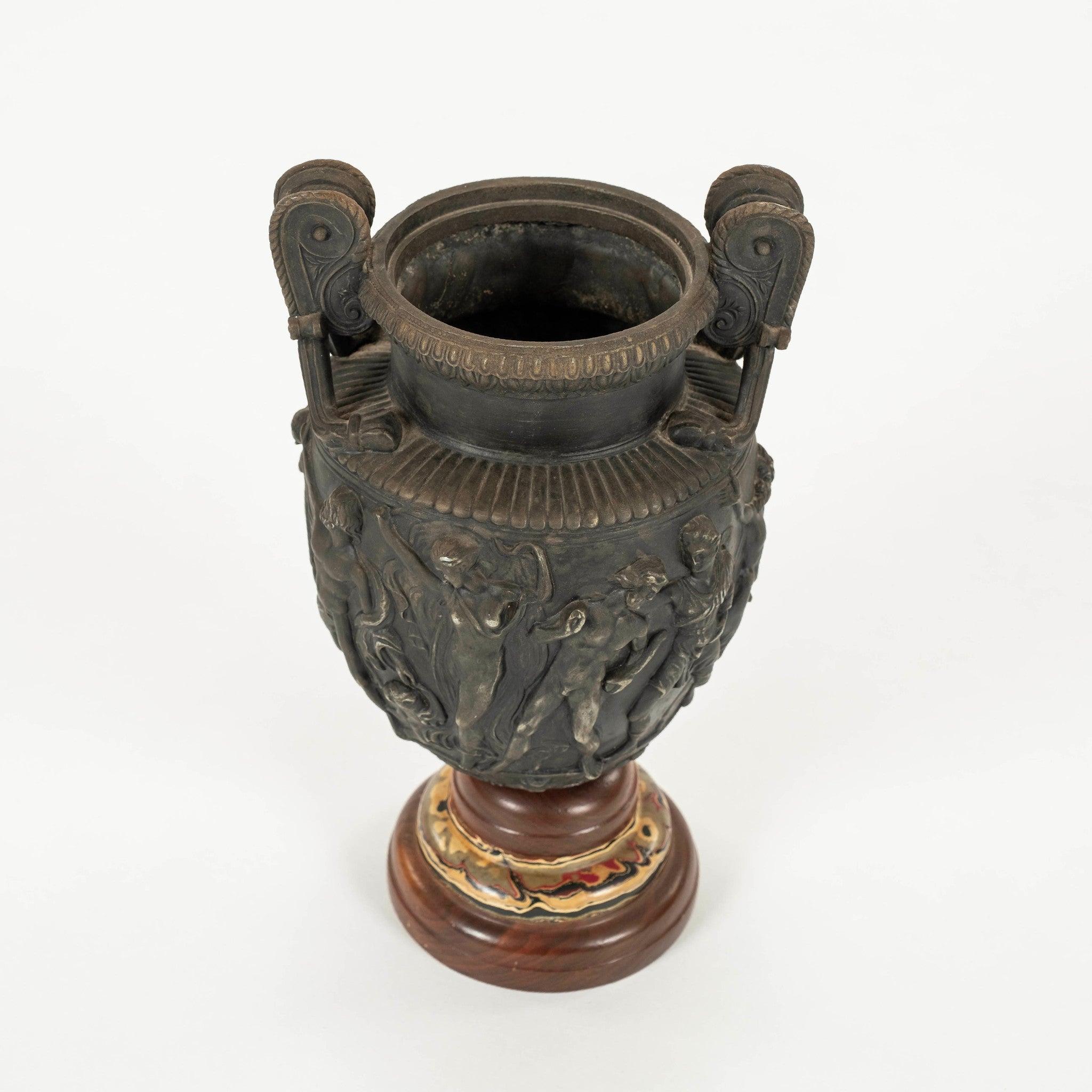 Vaso a urna in bassorilievo di epoca neoclassica in vendita 6