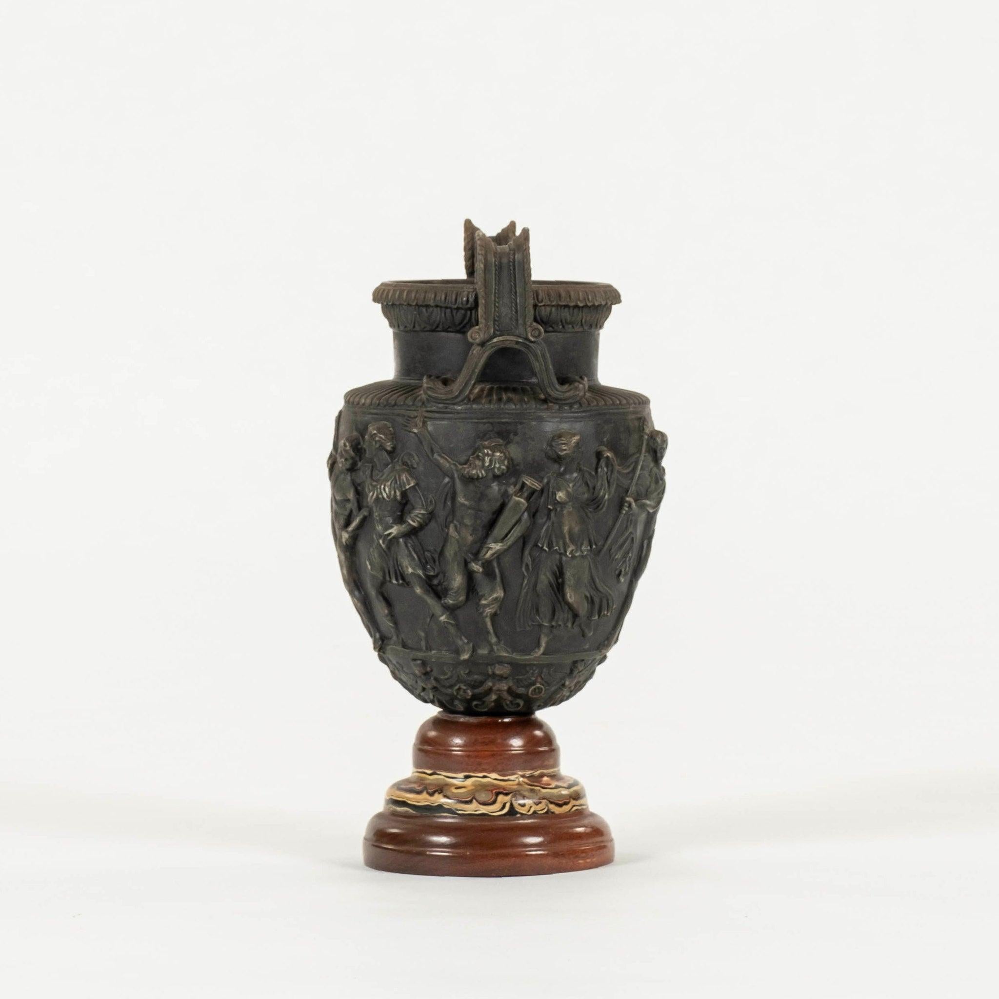 Neoclassico Vaso a urna in bassorilievo di epoca neoclassica in vendita