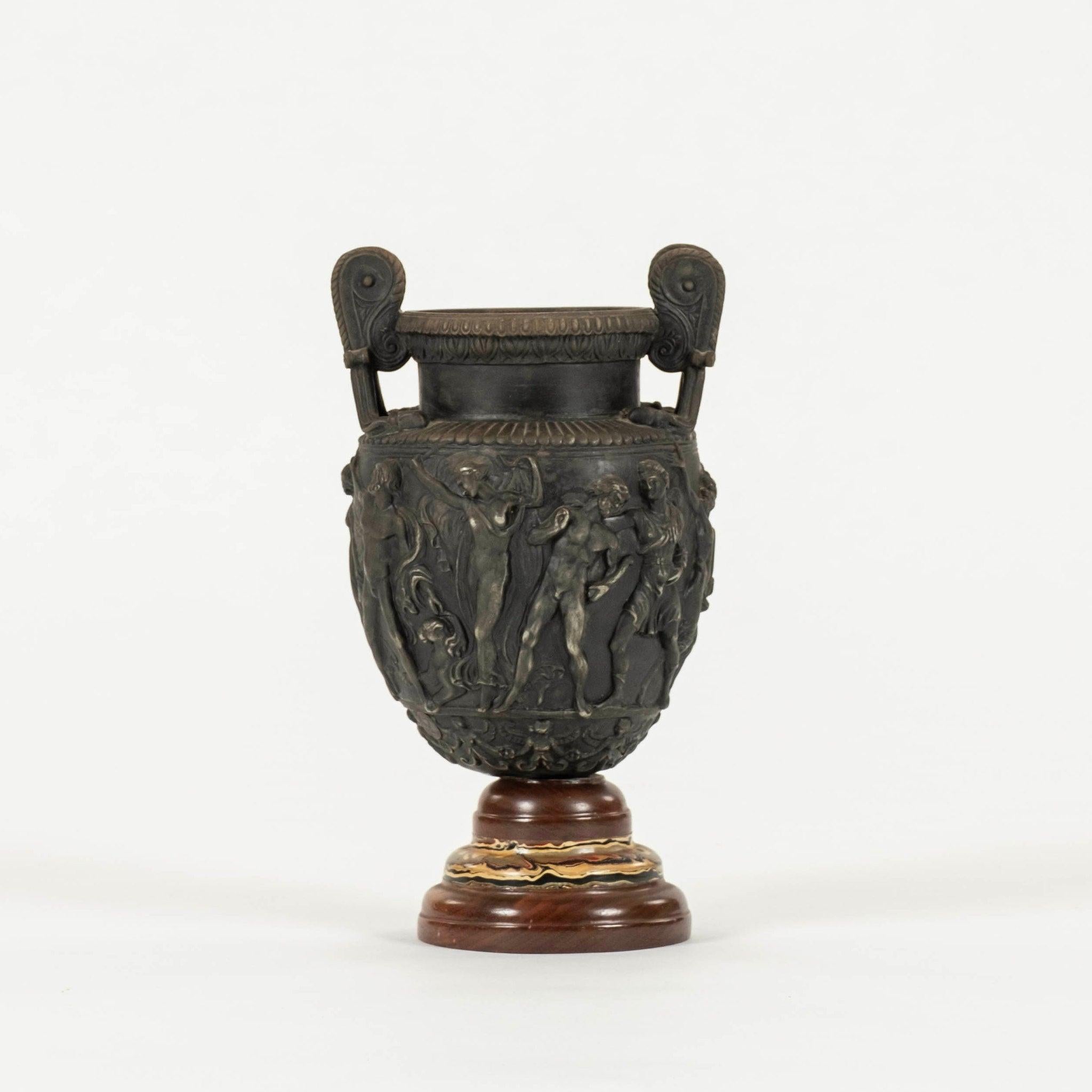 Vaso a urna in bassorilievo di epoca neoclassica In condizioni buone in vendita a Houston, TX
