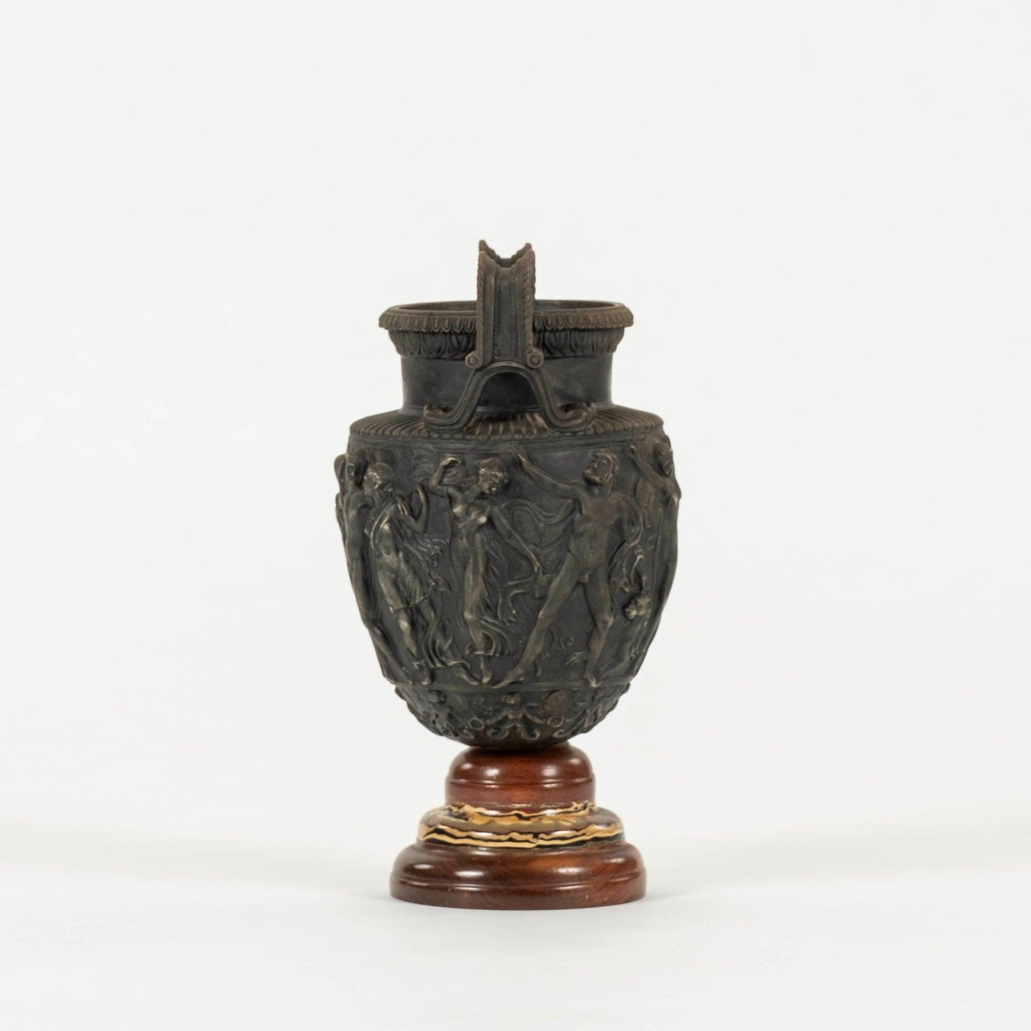 XX secolo Vaso a urna in bassorilievo di epoca neoclassica in vendita