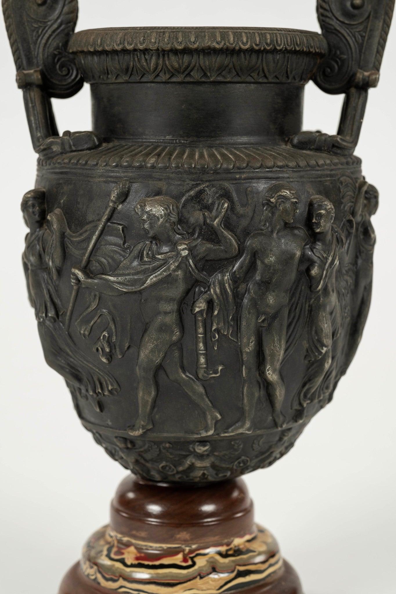 Vaso a urna in bassorilievo di epoca neoclassica in vendita 1