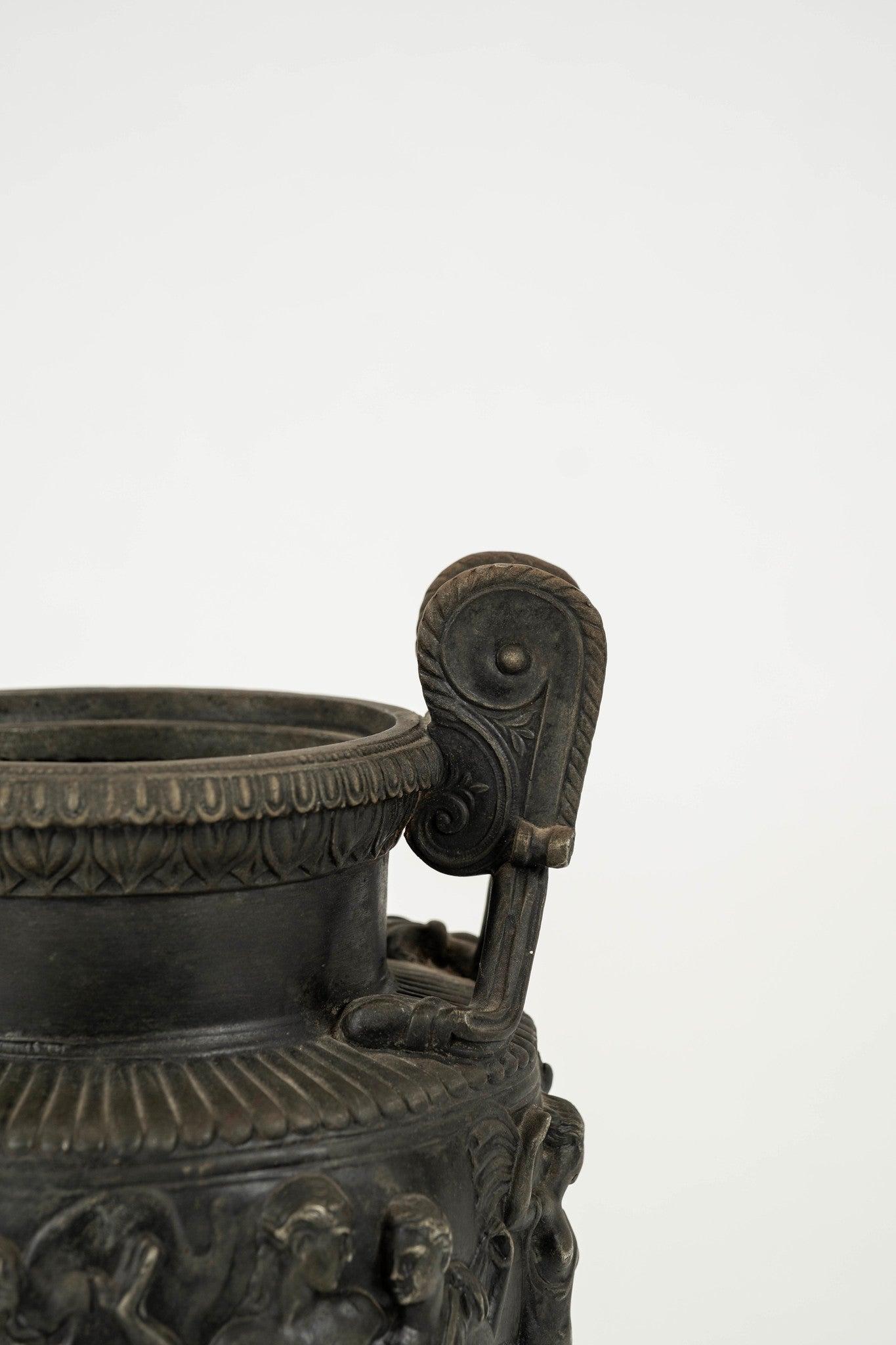 Vaso a urna in bassorilievo di epoca neoclassica in vendita 2
