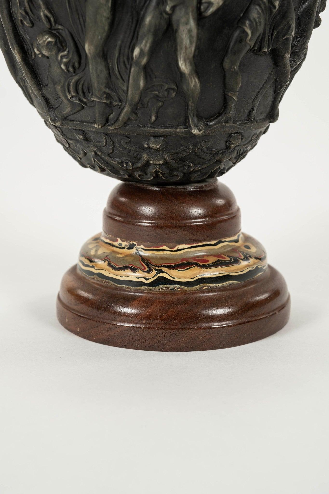 Vaso a urna in bassorilievo di epoca neoclassica in vendita 3