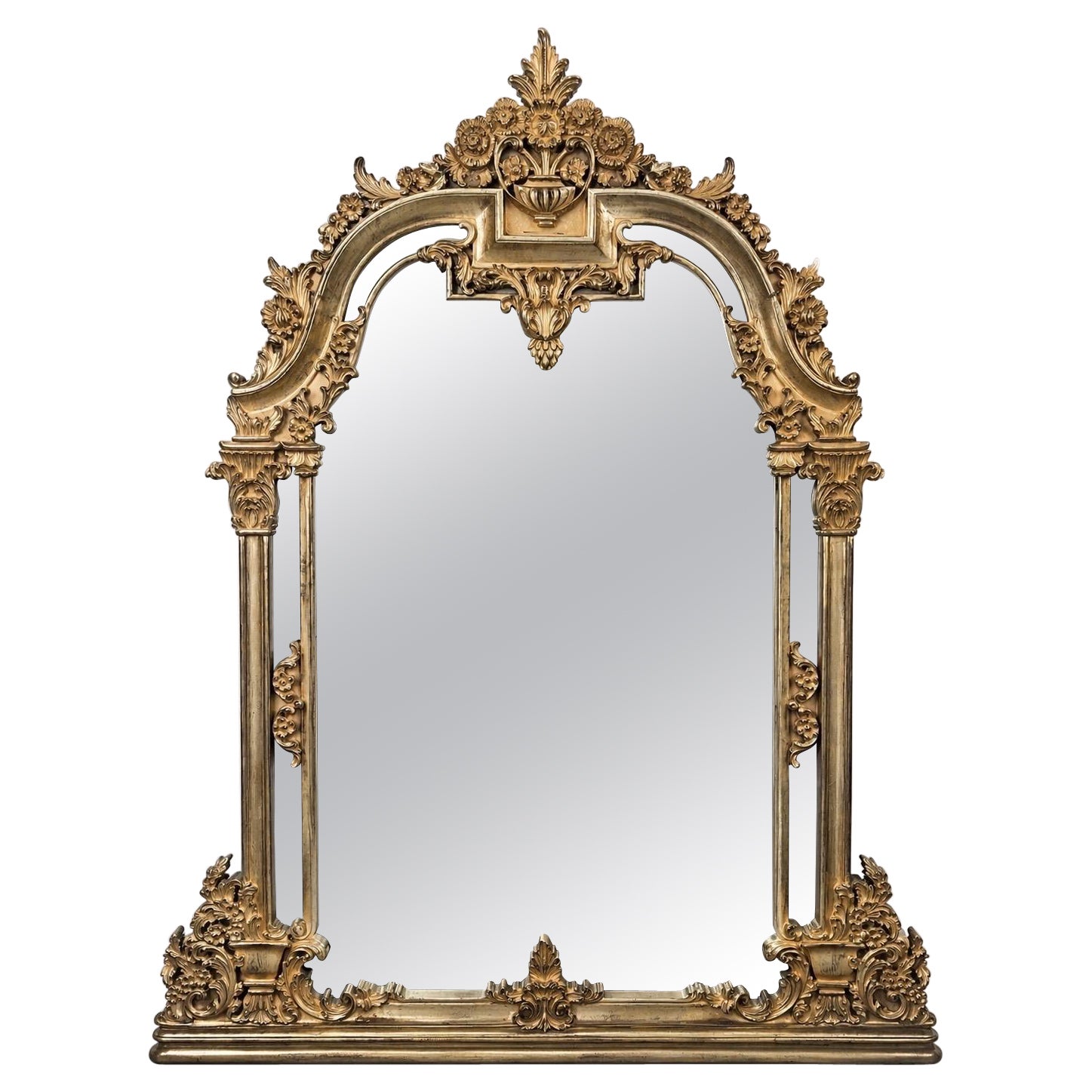 Grande specchio neoclassico revival in oro champagne con urna e decoro floreale