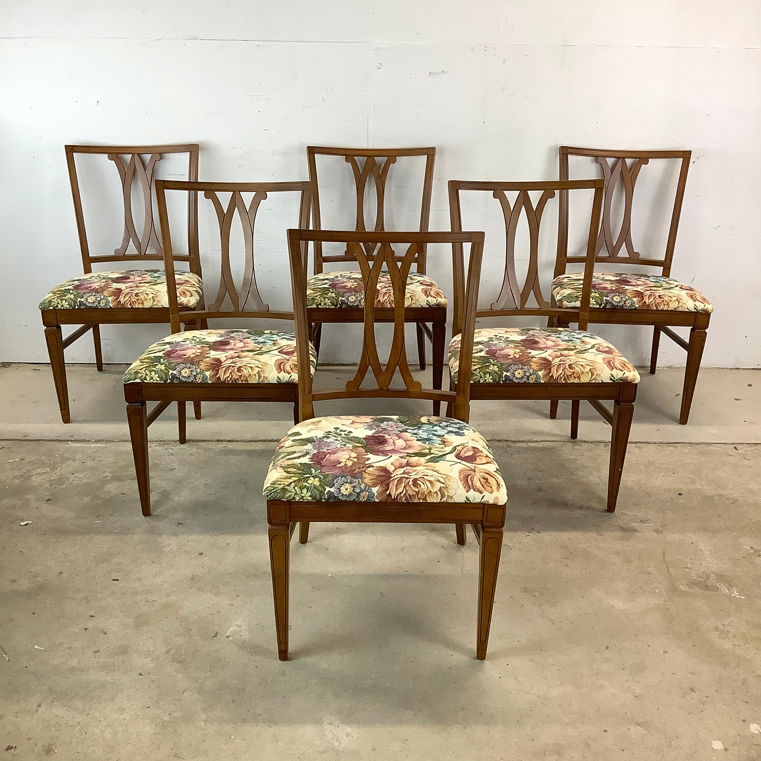Questo set di sei sedie da pranzo di metà secolo cattura il meglio del movimento Neoclassical Revival, combinando l'eleganza secolare con la praticità e le linee pulite del XX secolo. Questi pezzi offrono una nuova interpretazione della Grandeur