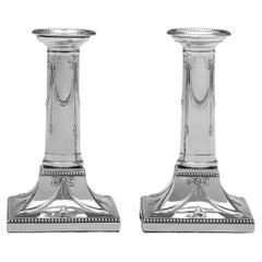 Coppia di candelabri d'argento in stile neoclassico edoardiano realizzati a Londra nel 1901