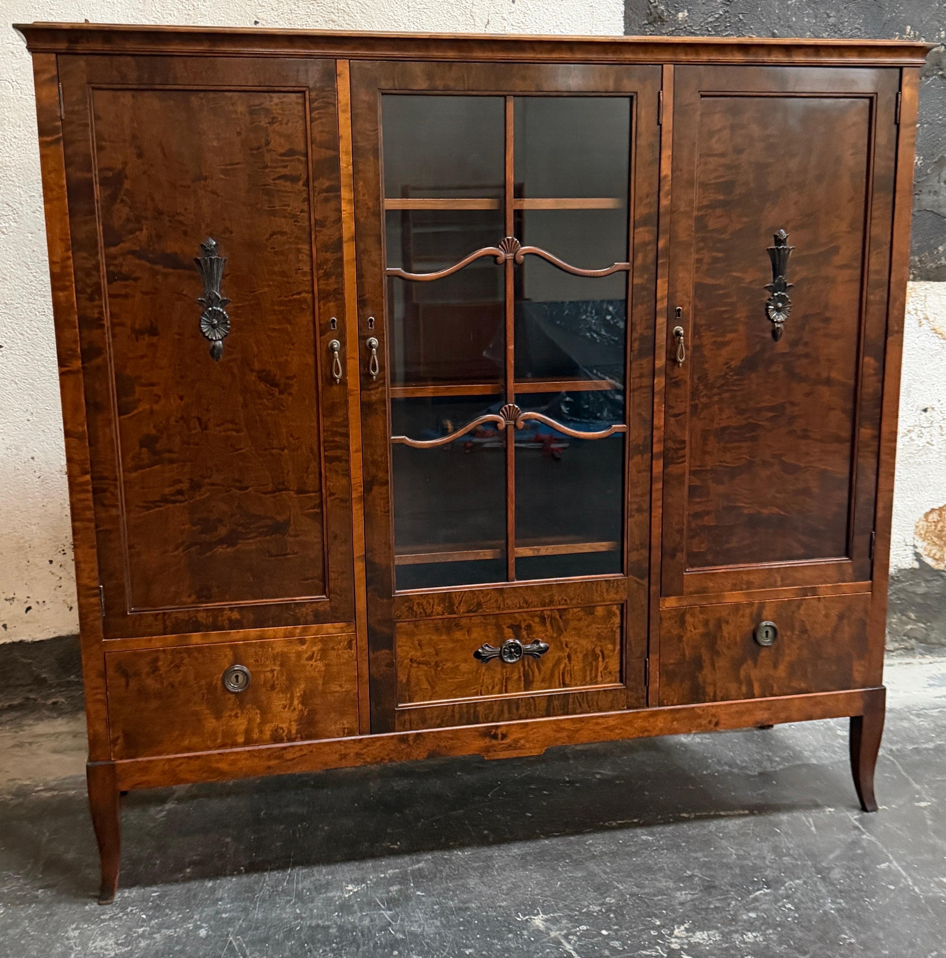 Neoclassico Mobile libreria Vitrine in betulla fiammata di epoca neoclassica, 1930 ca. in vendita