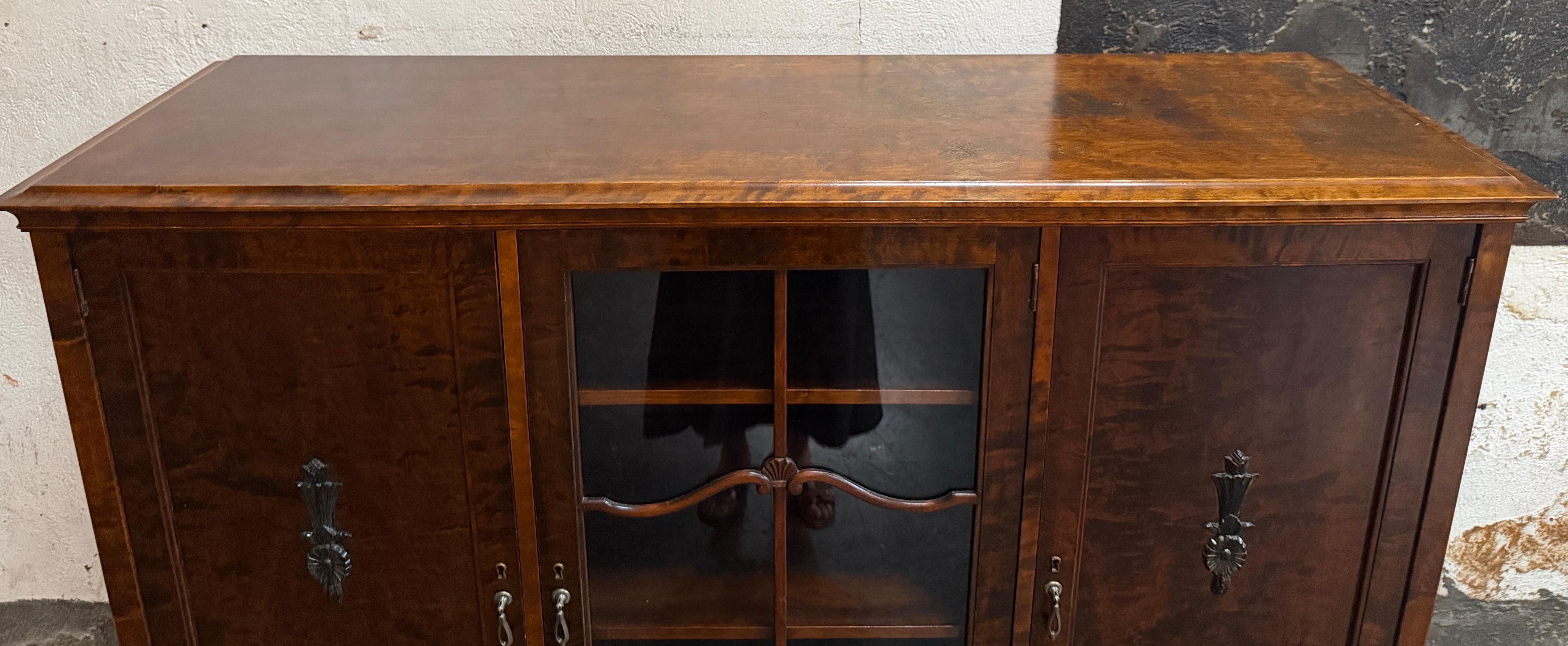 Svedese Mobile libreria Vitrine in betulla fiammata di epoca neoclassica, 1930 ca. in vendita
