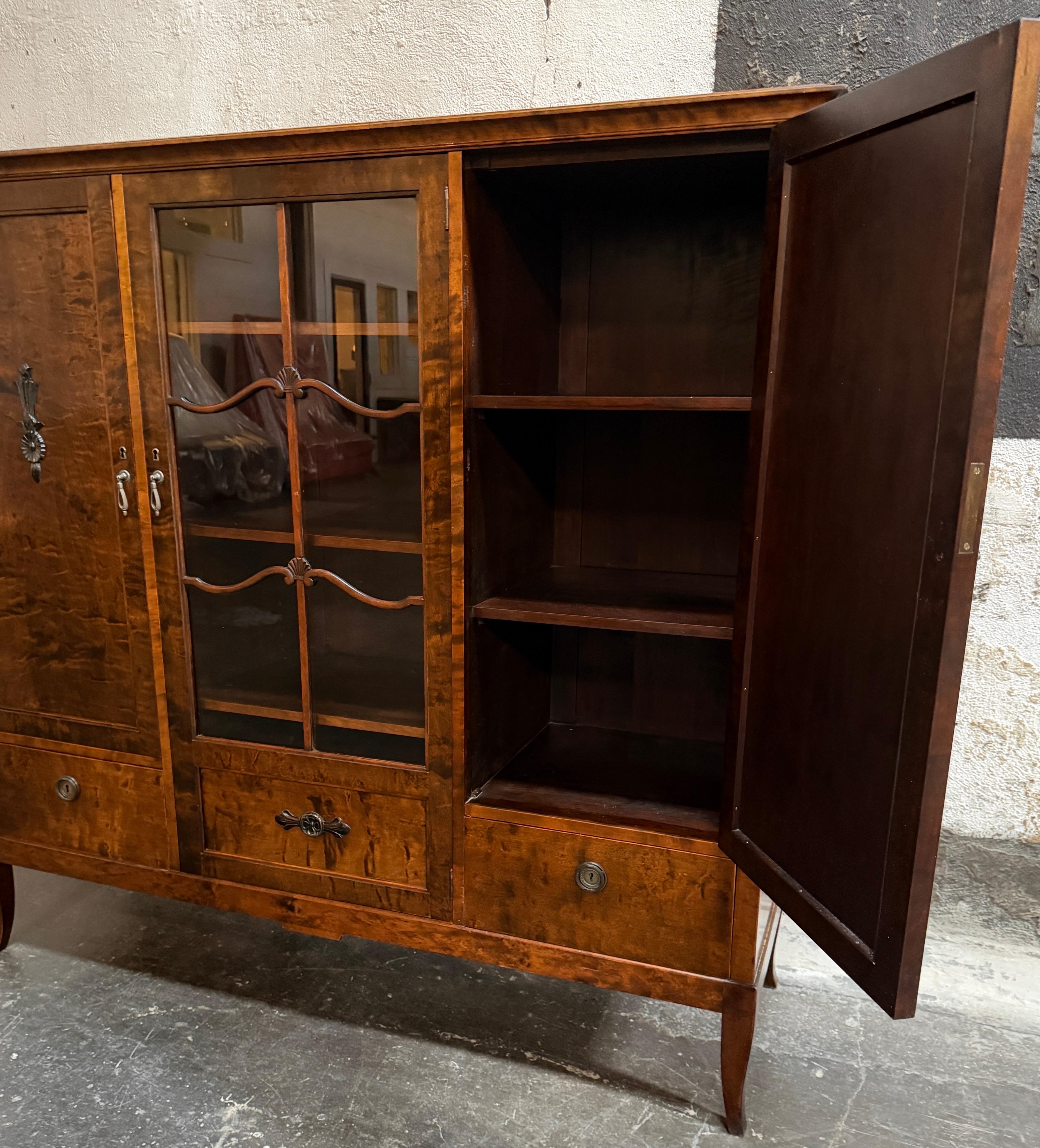 Mobile libreria Vitrine in betulla fiammata di epoca neoclassica, 1930 ca. In condizioni buone in vendita a Atlanta, GA