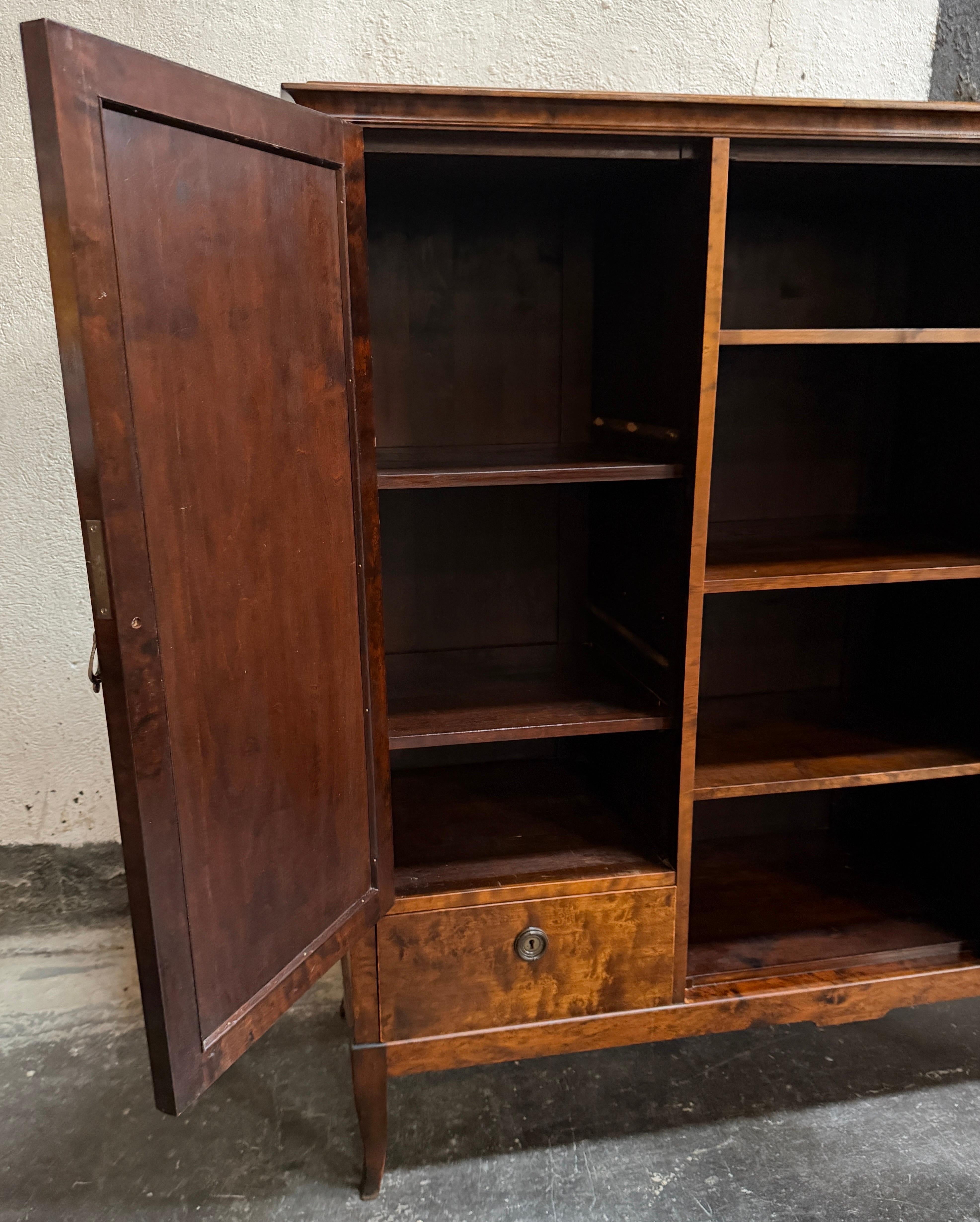 Metà XX secolo Mobile libreria Vitrine in betulla fiammata di epoca neoclassica, 1930 ca. in vendita