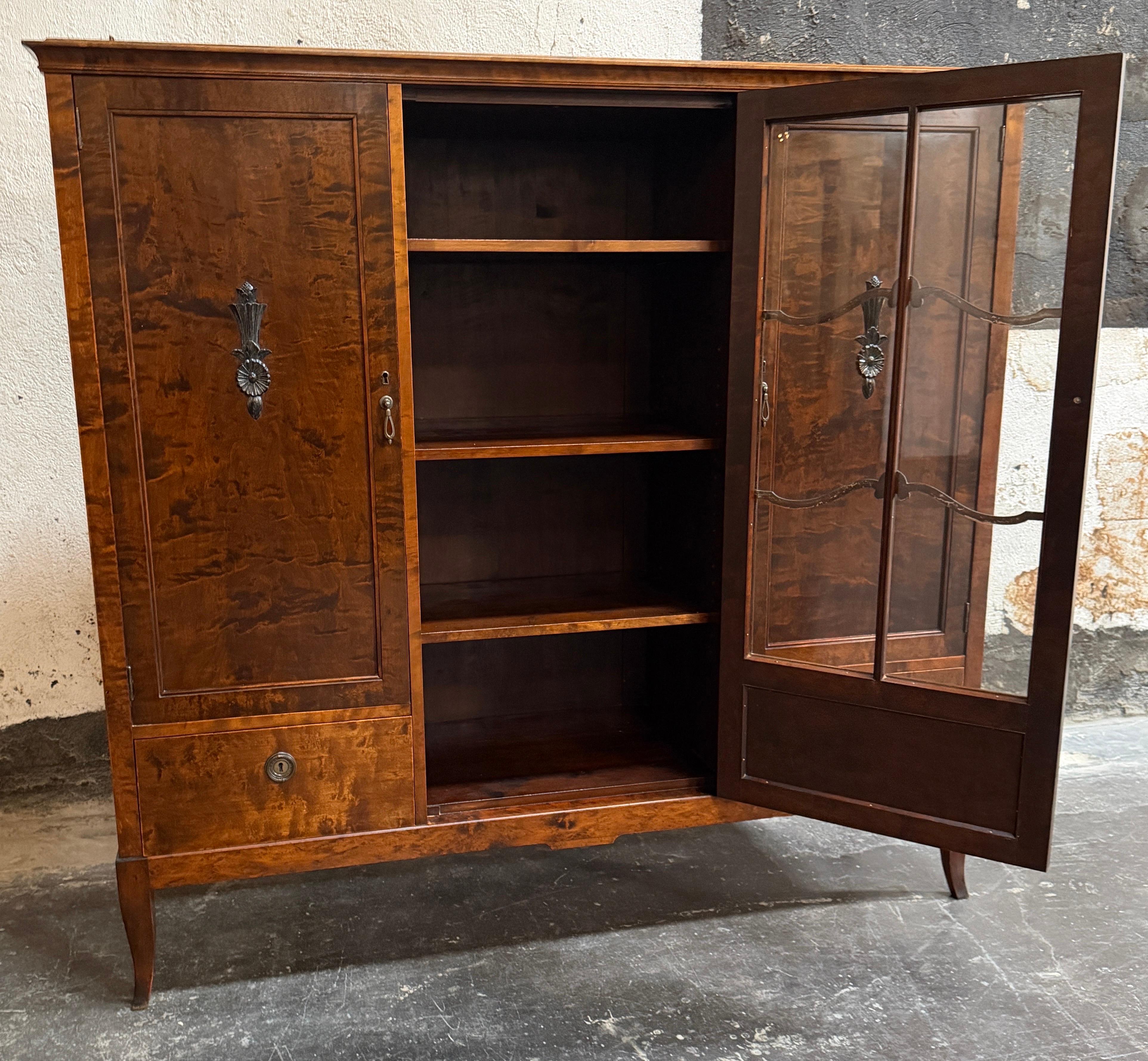 Mobile libreria Vitrine in betulla fiammata di epoca neoclassica, 1930 ca. in vendita 1
