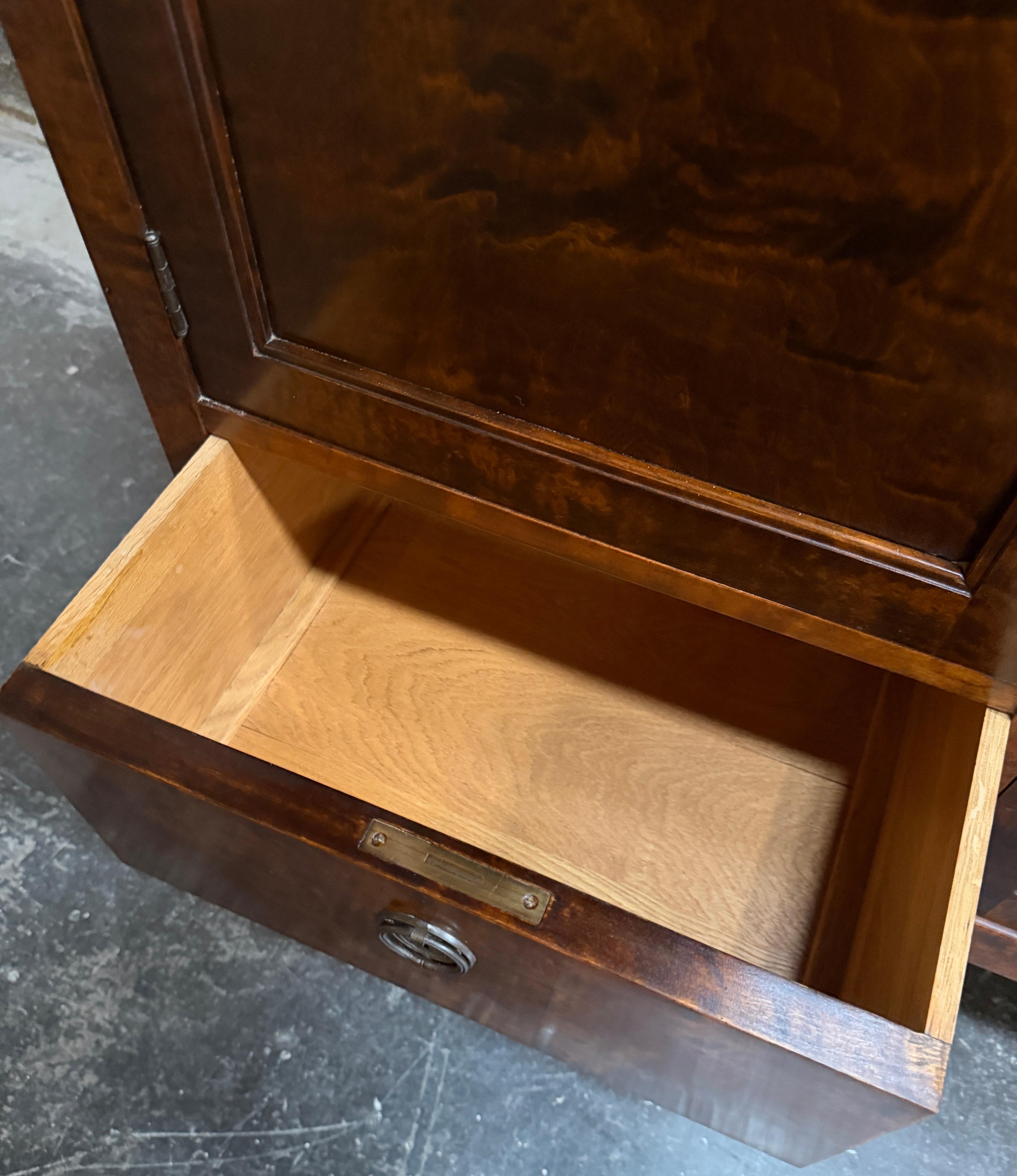 Mobile libreria Vitrine in betulla fiammata di epoca neoclassica, 1930 ca. in vendita 2