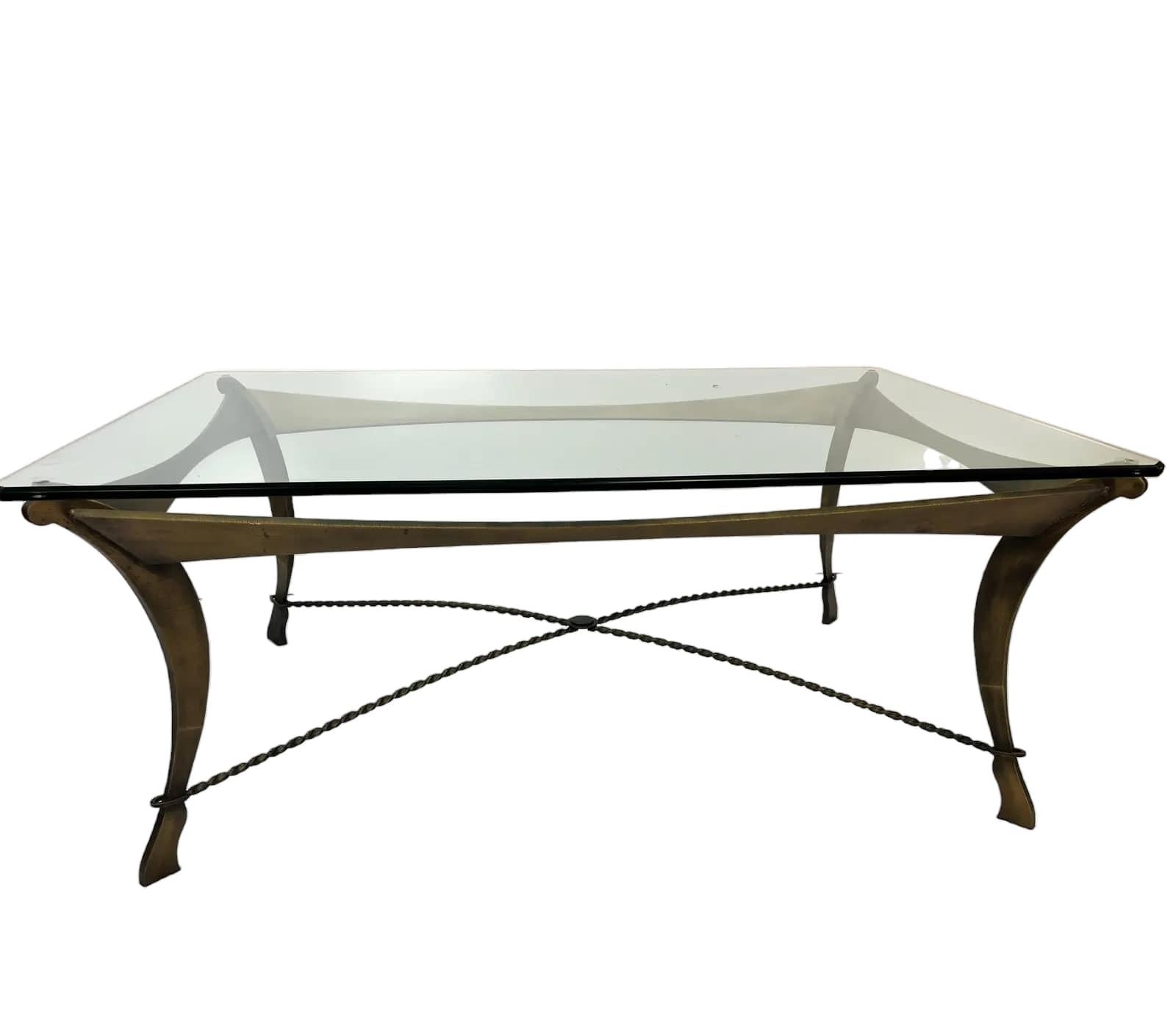 Dieser Couchtisch im neoklassizistischen Revival verbindet Hollywood-Regency-Glamour mit klassischer Eleganz. Der bronzene Eisenrahmen ruht auf säbelartigen Beinen, die durch eine verschnörkelte X-Brücke verbunden sind. Eine klare Glasplatte sorgt