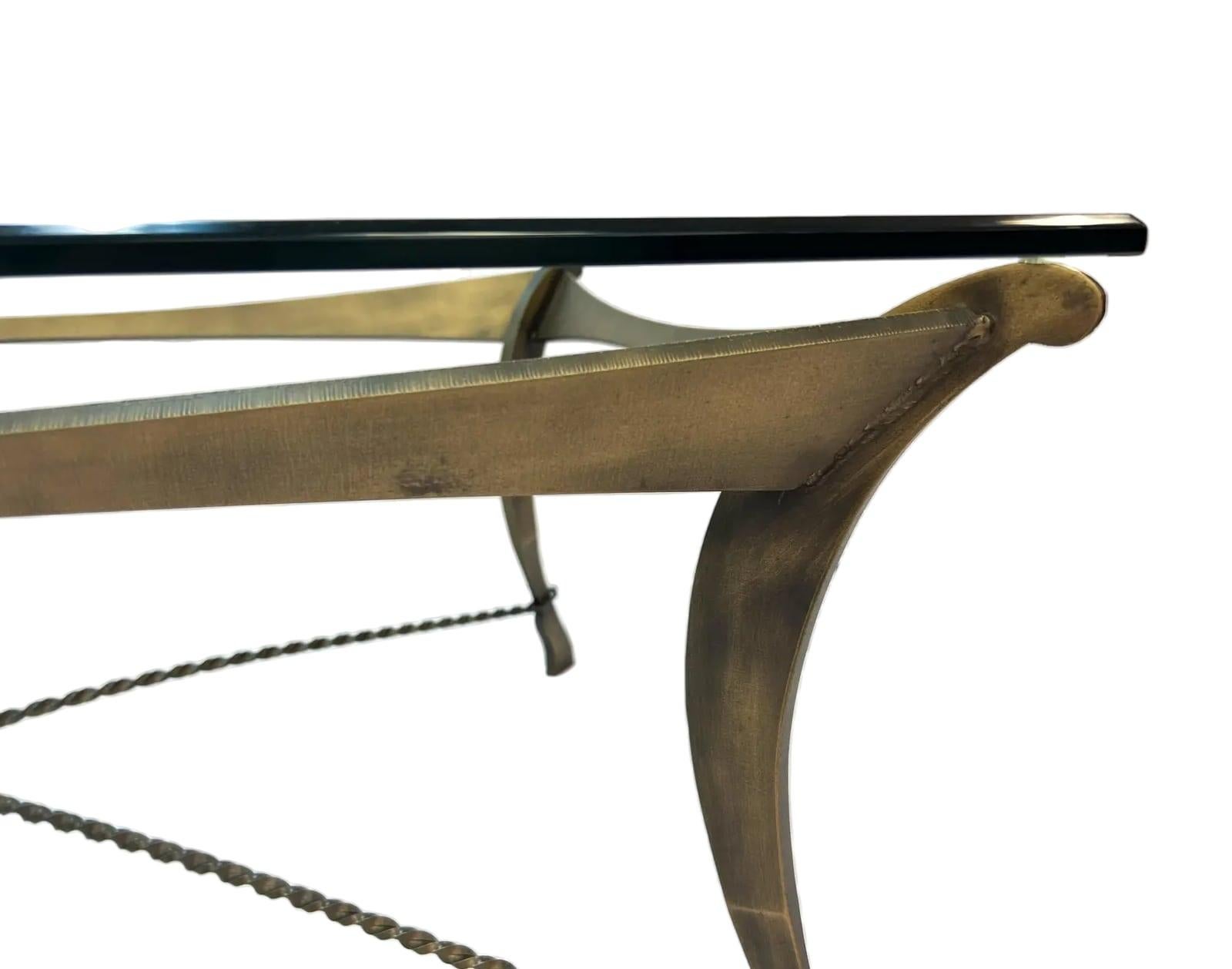 Neoklassizistischer Revival Couchtisch mit Glasplatte (Neoklassisches Revival) im Angebot