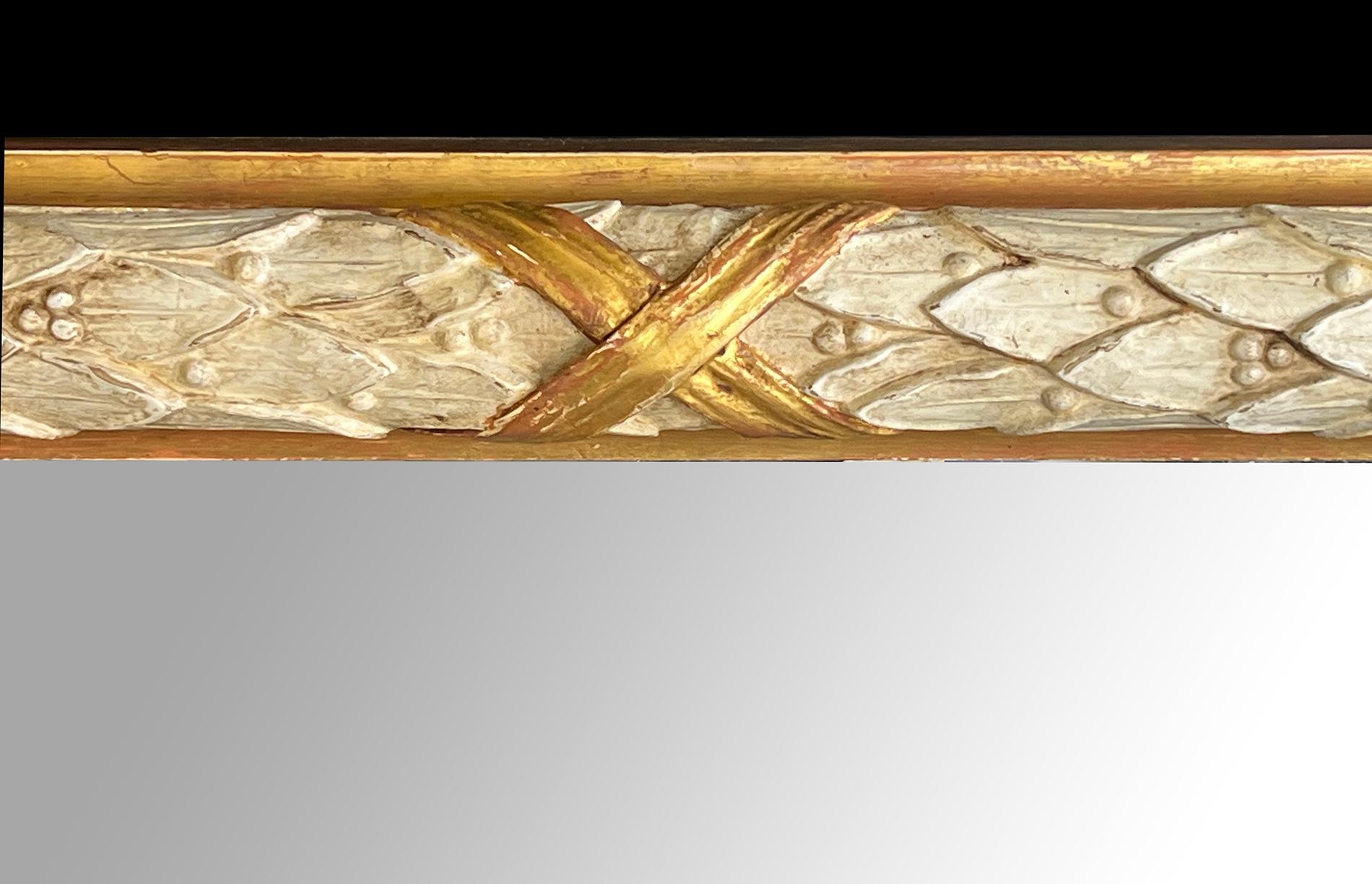 Neoklassizistisches Revival Elfenbeinfarben und paketvergoldetes Giltwood Rechteckiges M (Geschnitzt) im Angebot