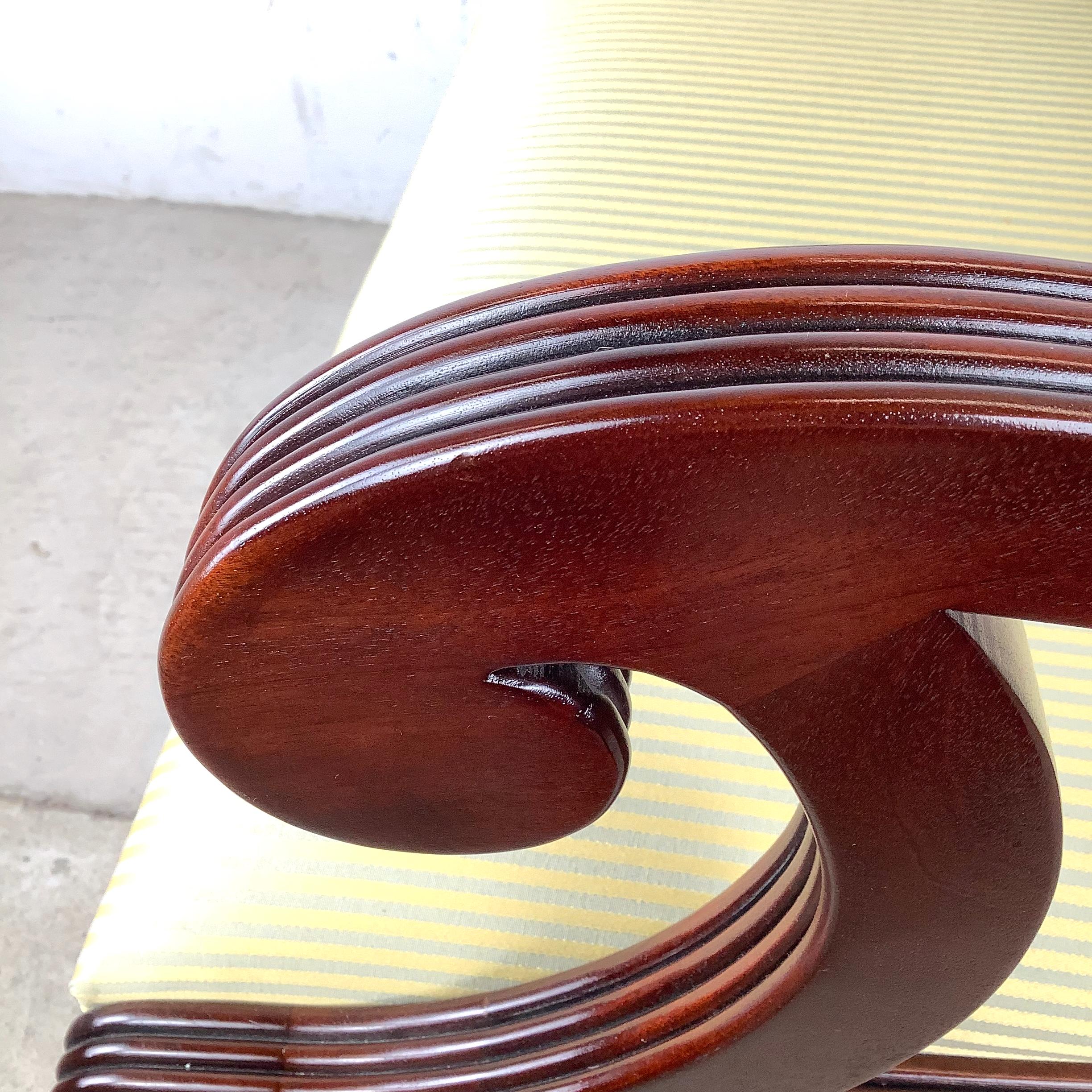 Sillón neoclásico con respaldo de lira en venta 3