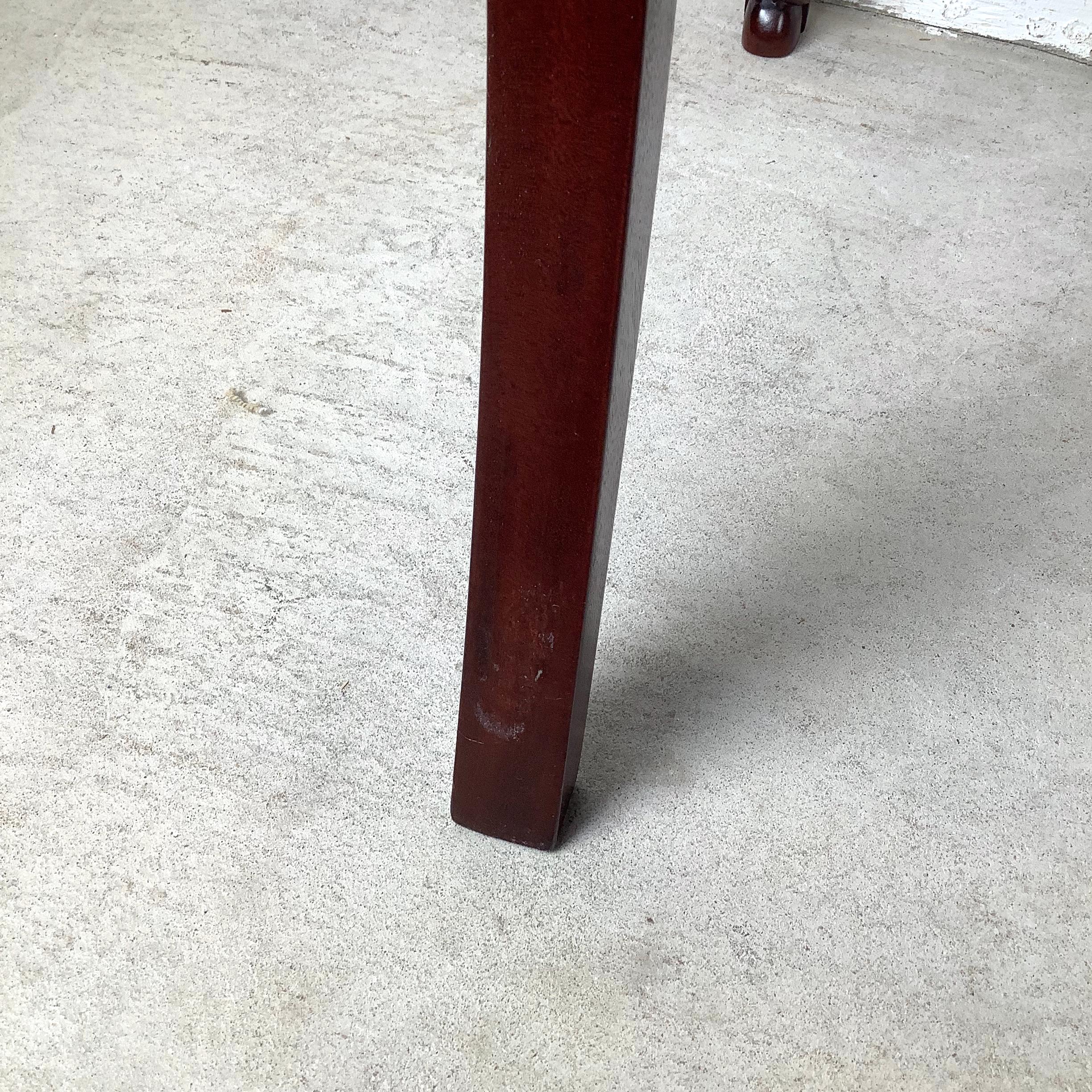 Sillón neoclásico con respaldo de lira en venta 6