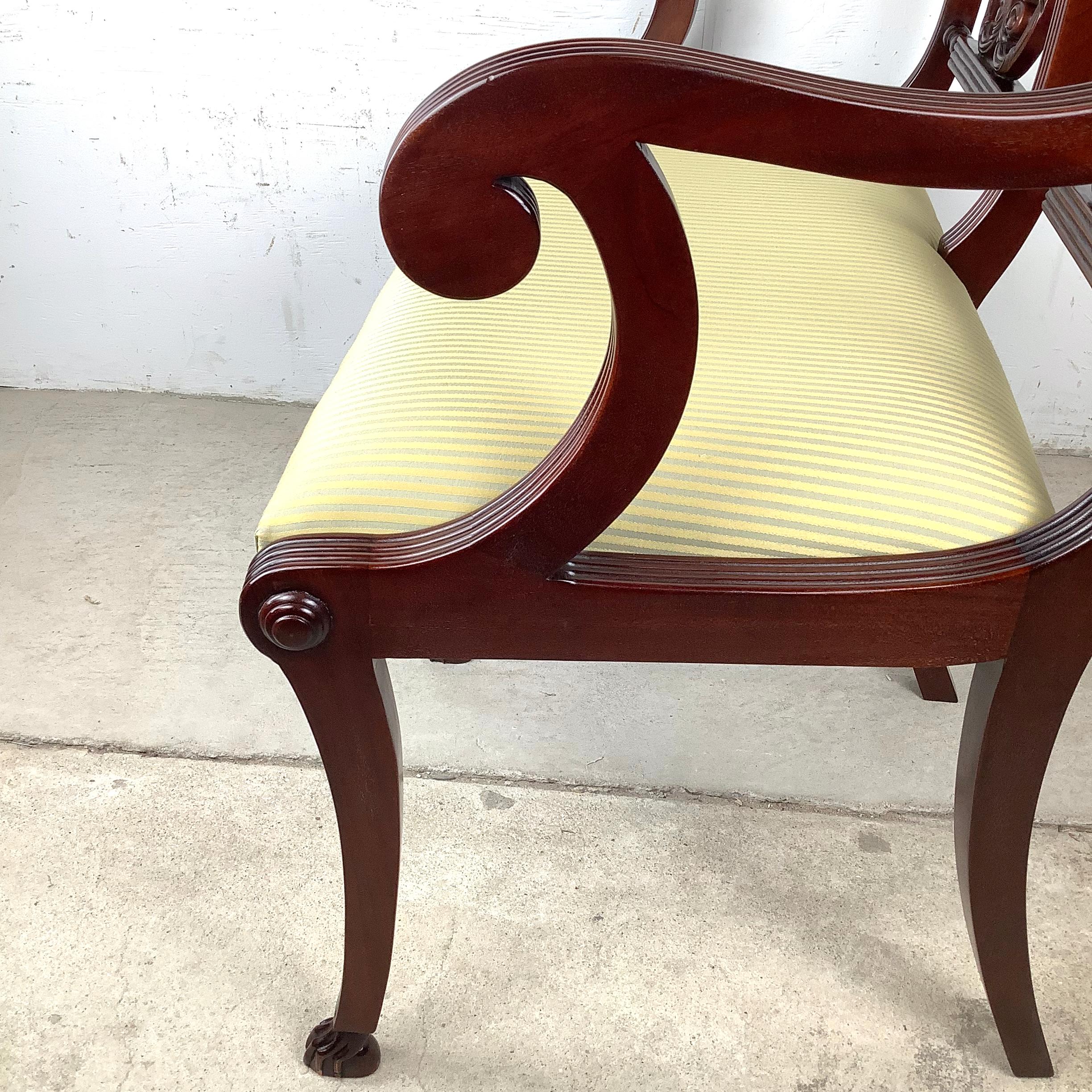 Sillón neoclásico con respaldo de lira en venta 12