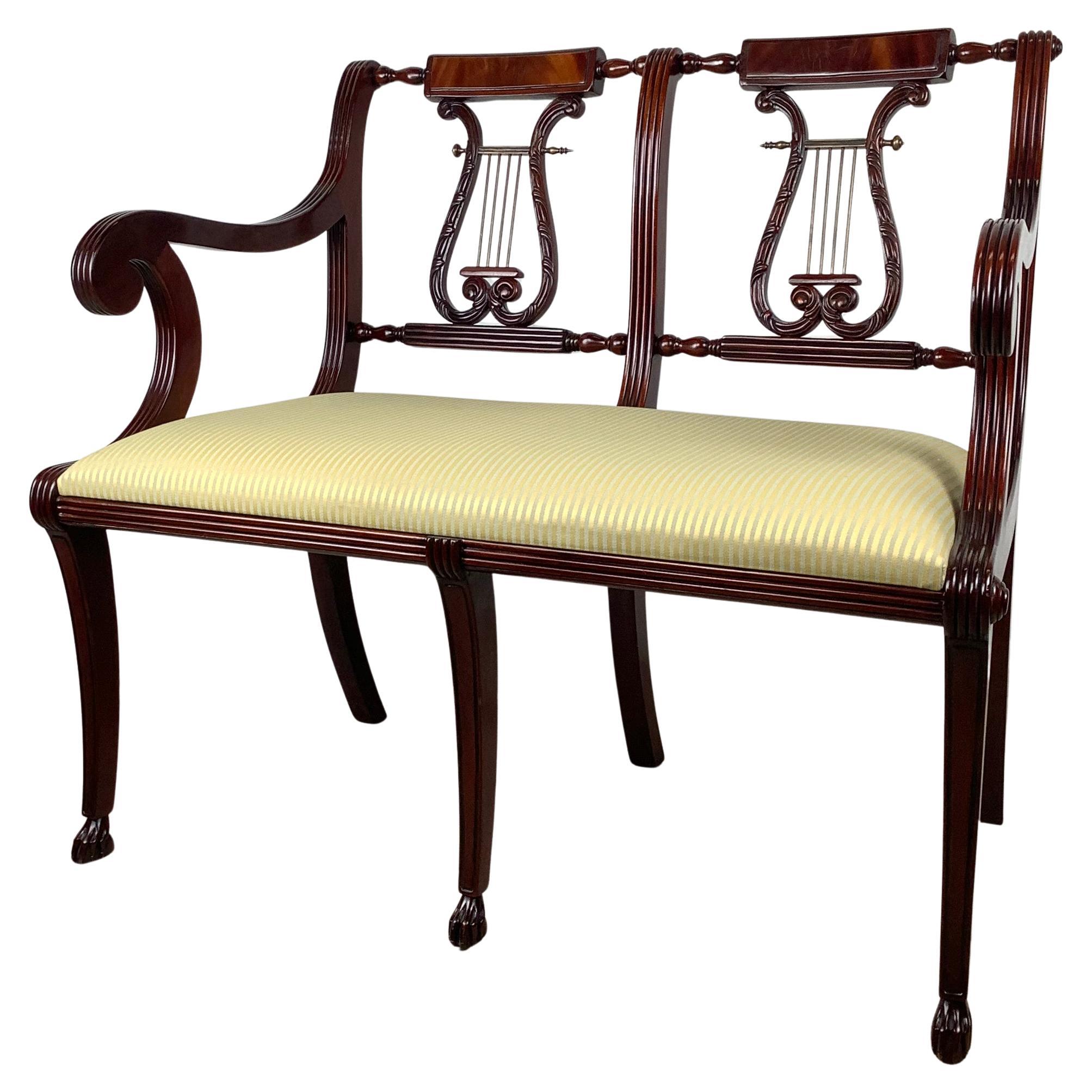 Divano con schienale a lira in stile Neoclassico Revival