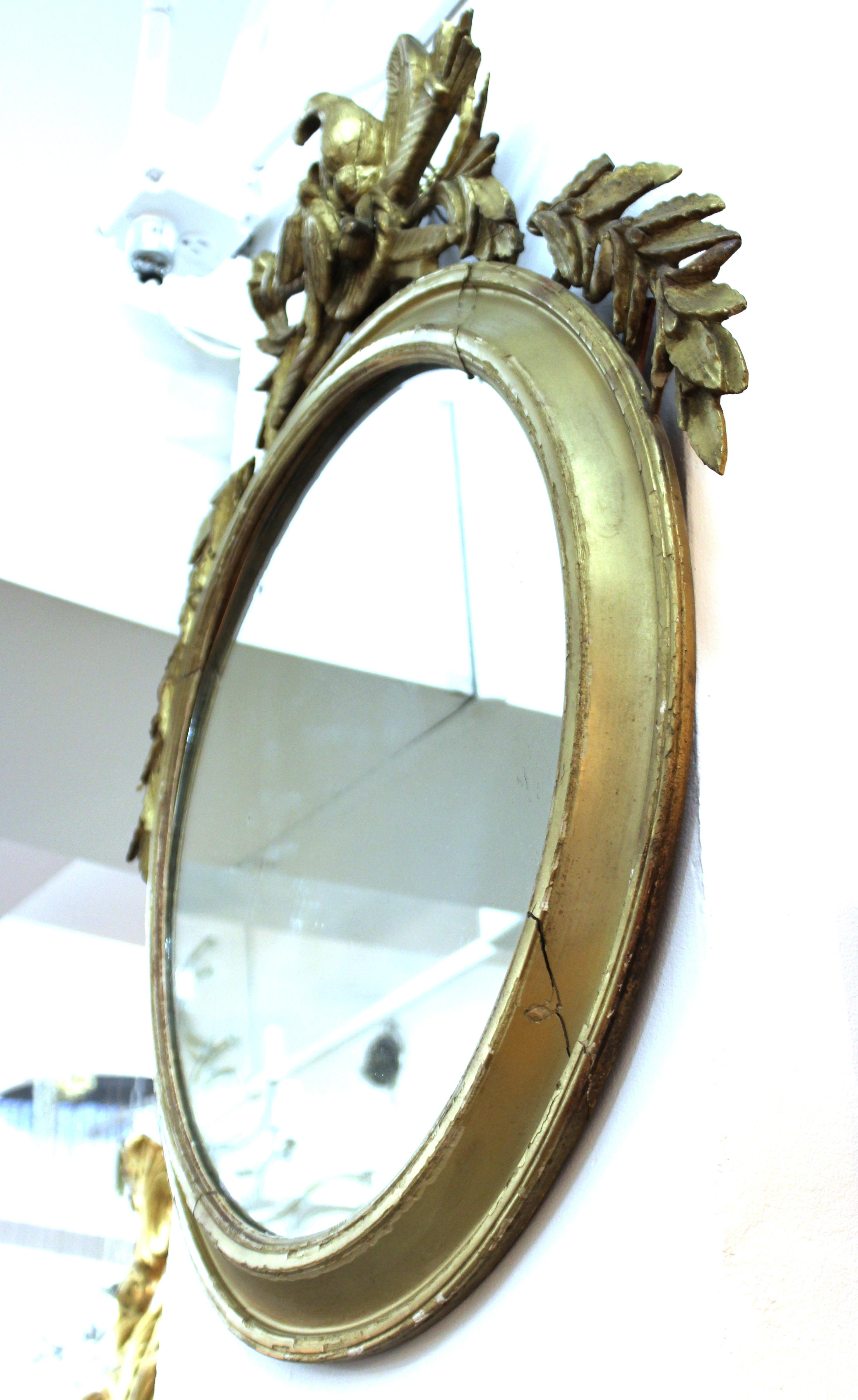 XIXe siècle Miroir oblongue néoclassique en bois doré avec aigle et trophées en vente