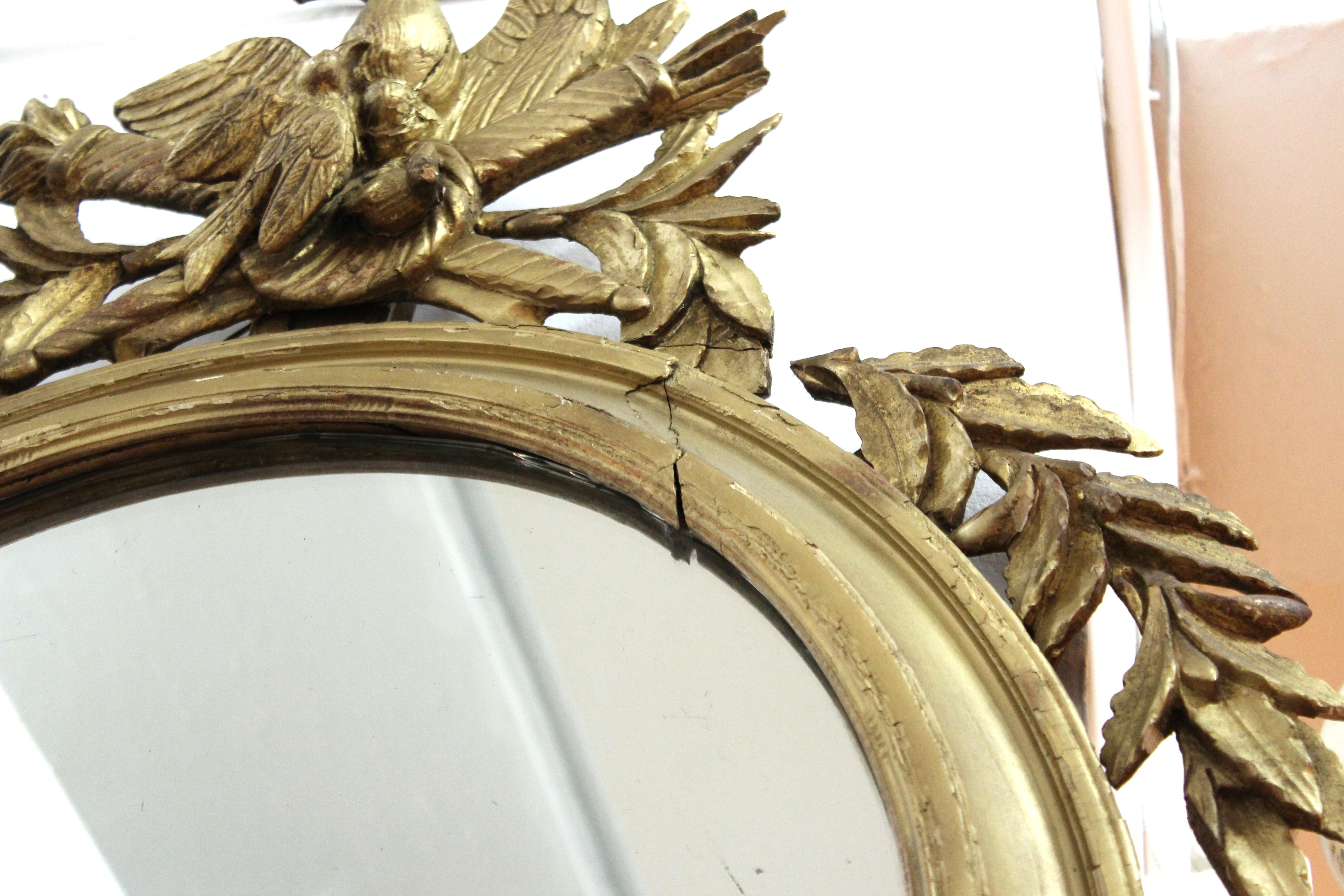 Miroir oblongue néoclassique en bois doré avec aigle et trophées en vente 1