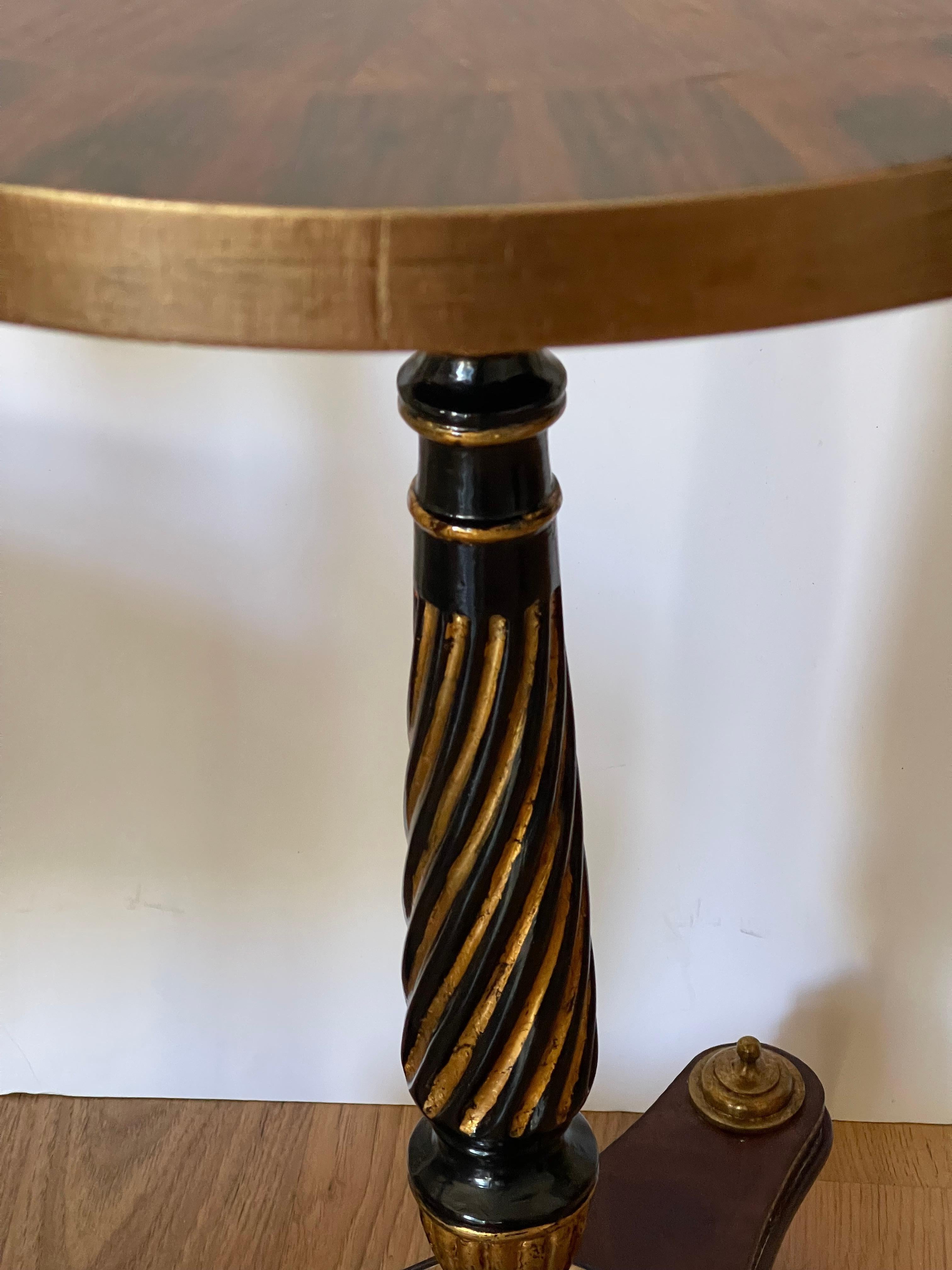 Table d'appoint néoclassique Tevival à piédestal rond en noyer avec incrustation Bon état - En vente à Boca Raton, FL