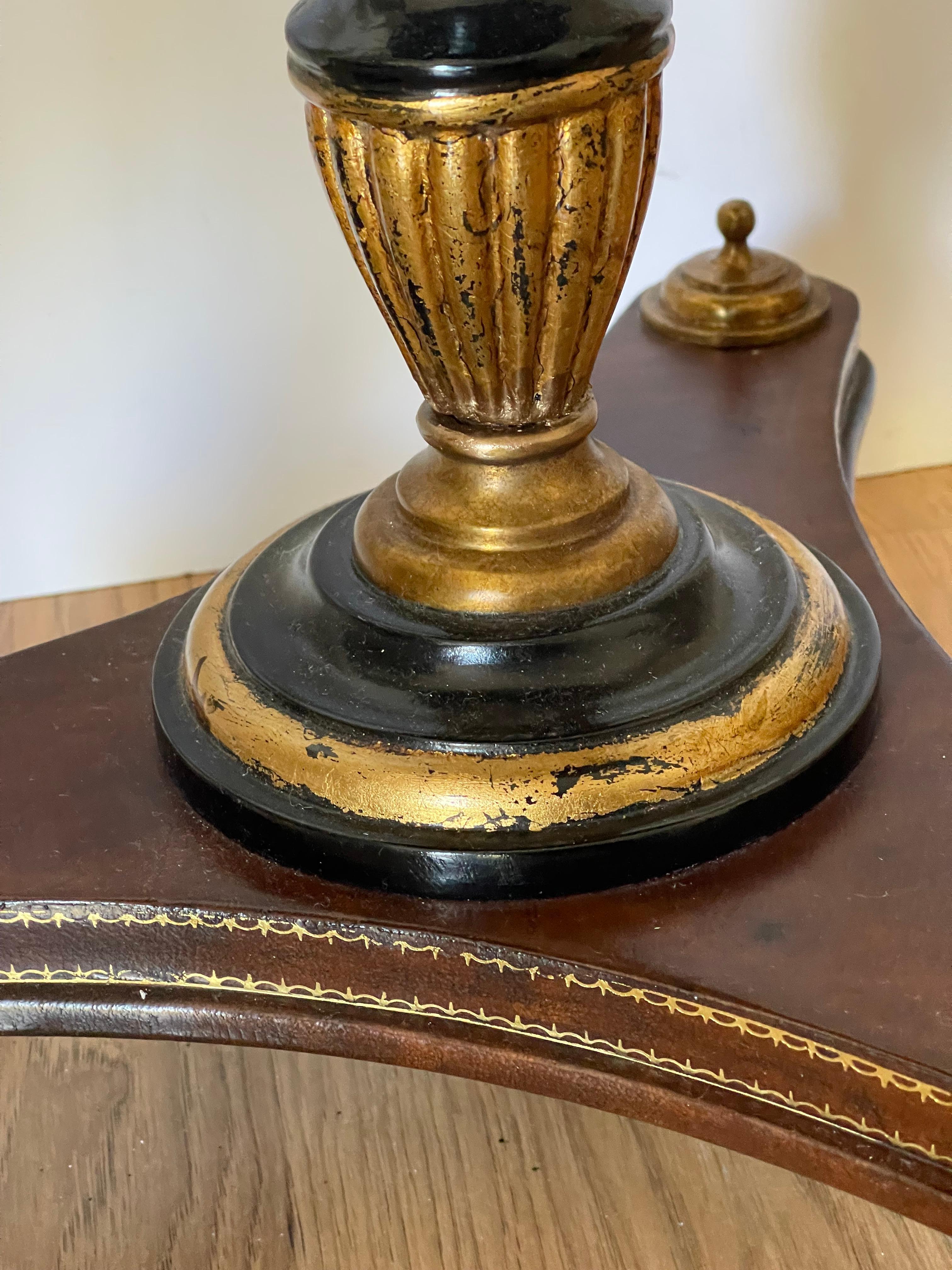 Milieu du XXe siècle Table d'appoint néoclassique Tevival à piédestal rond en noyer avec incrustation en vente