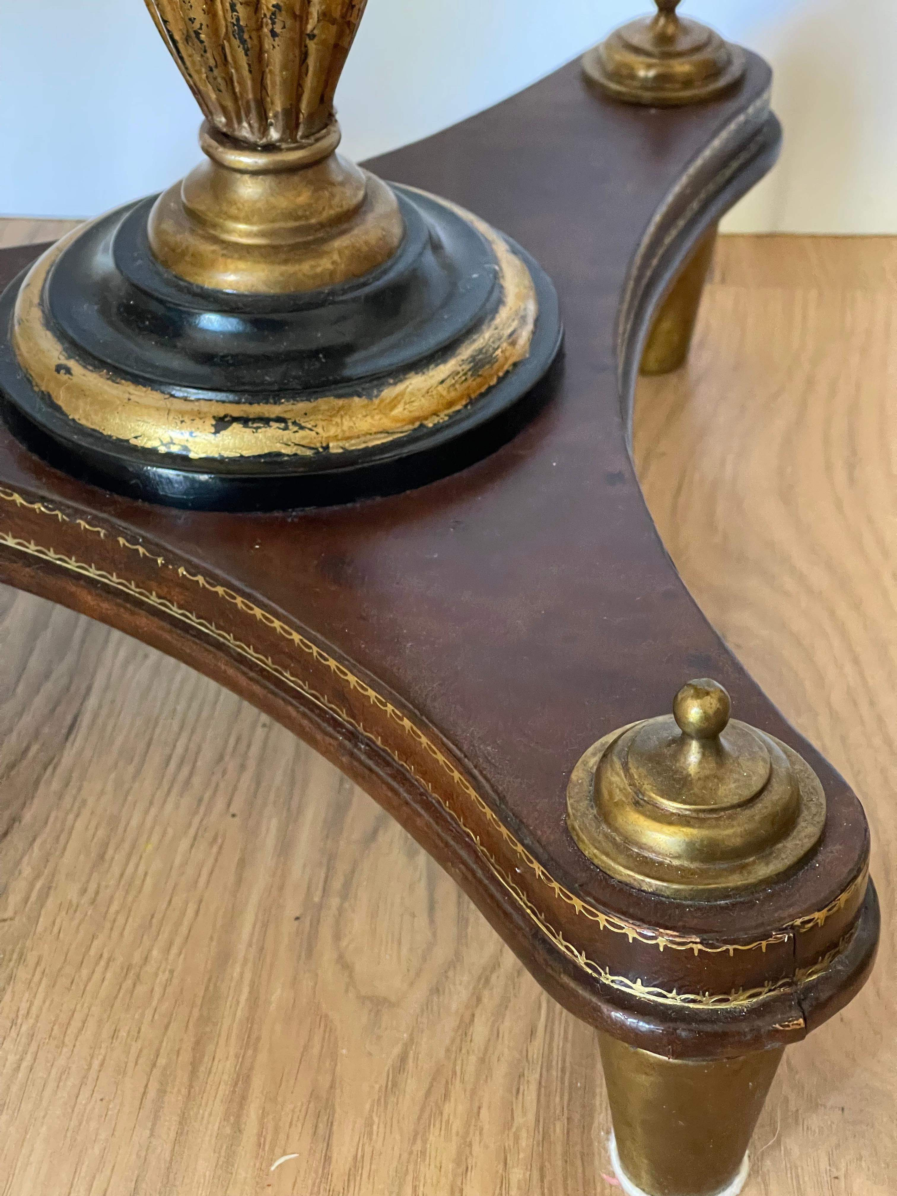 Noyer Table d'appoint néoclassique Tevival à piédestal rond en noyer avec incrustation en vente