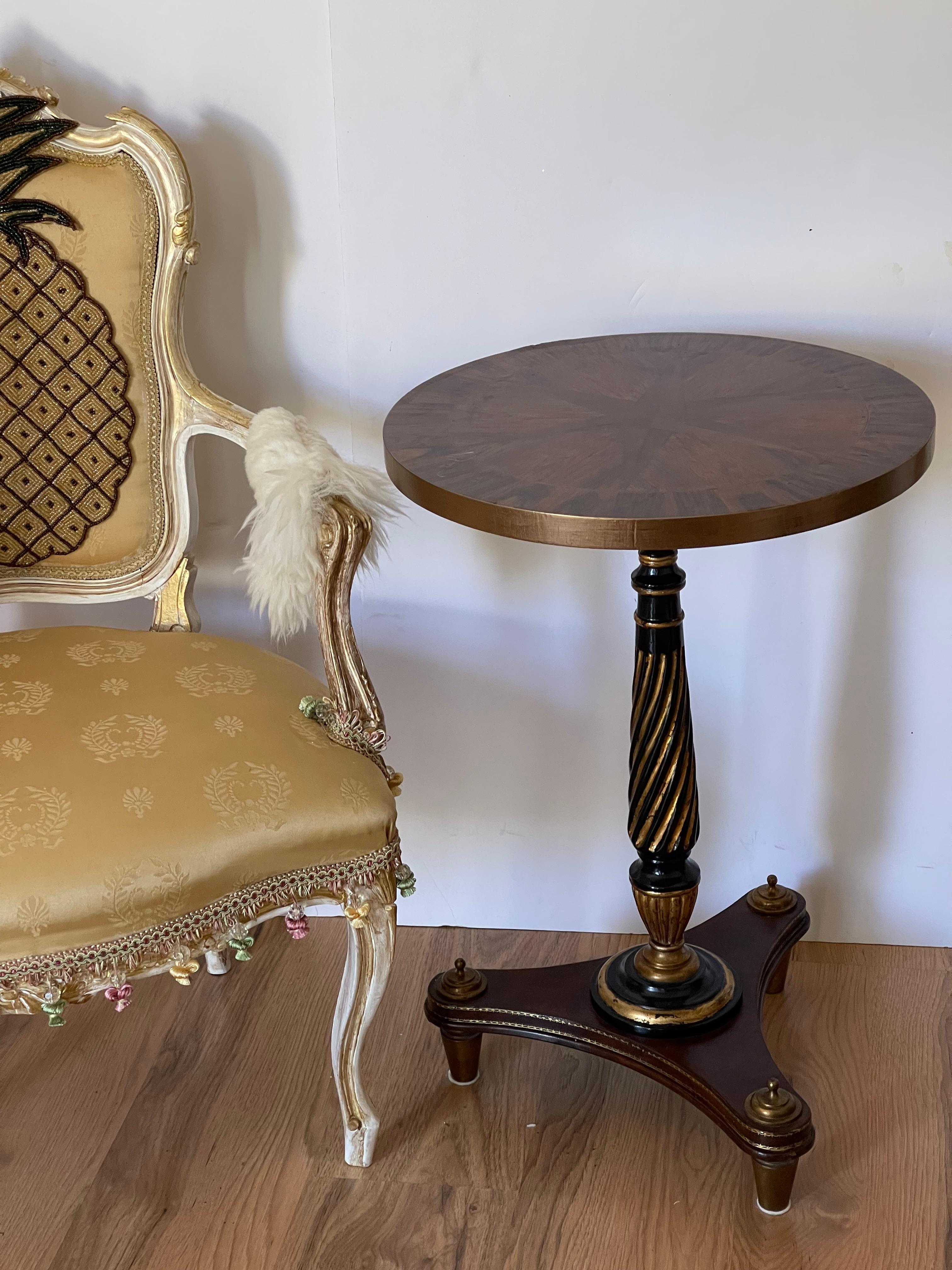 Table d'appoint néoclassique Tevival à piédestal rond en noyer avec incrustation en vente 1