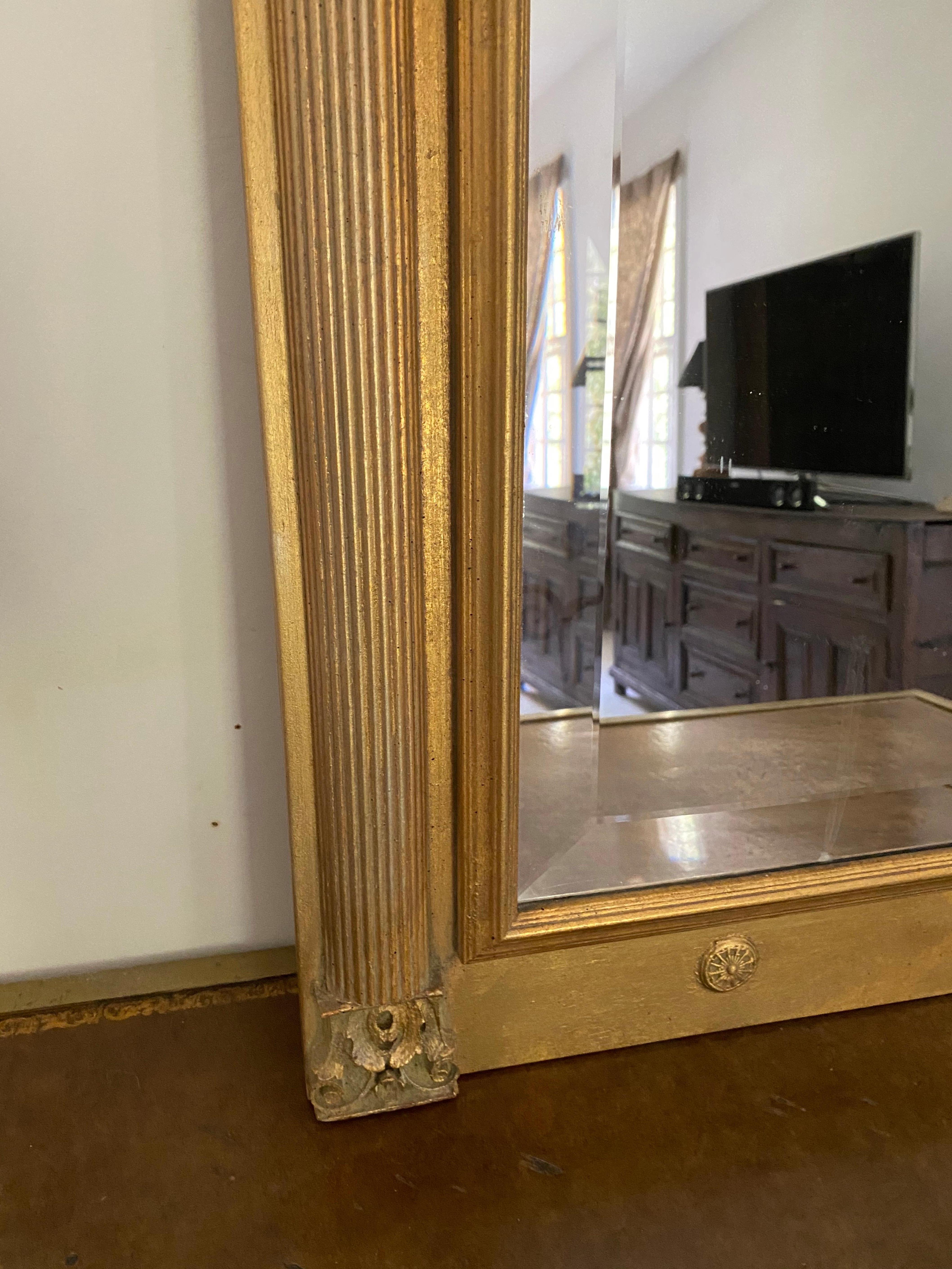 Sculpté Miroir à cadre doré de style néoclassique en vente