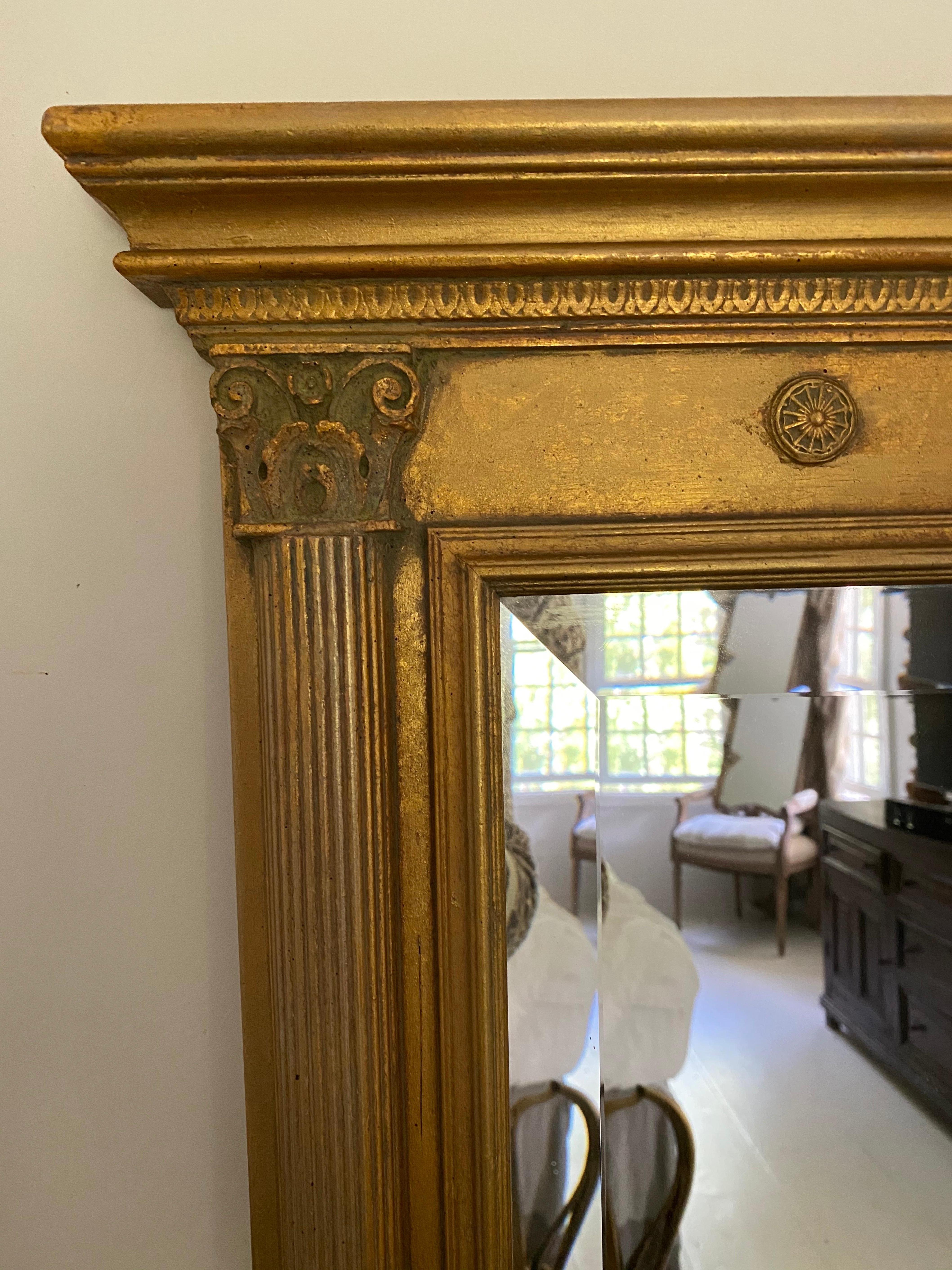 Miroir à cadre doré de style néoclassique Bon état - En vente à Sheffield, MA