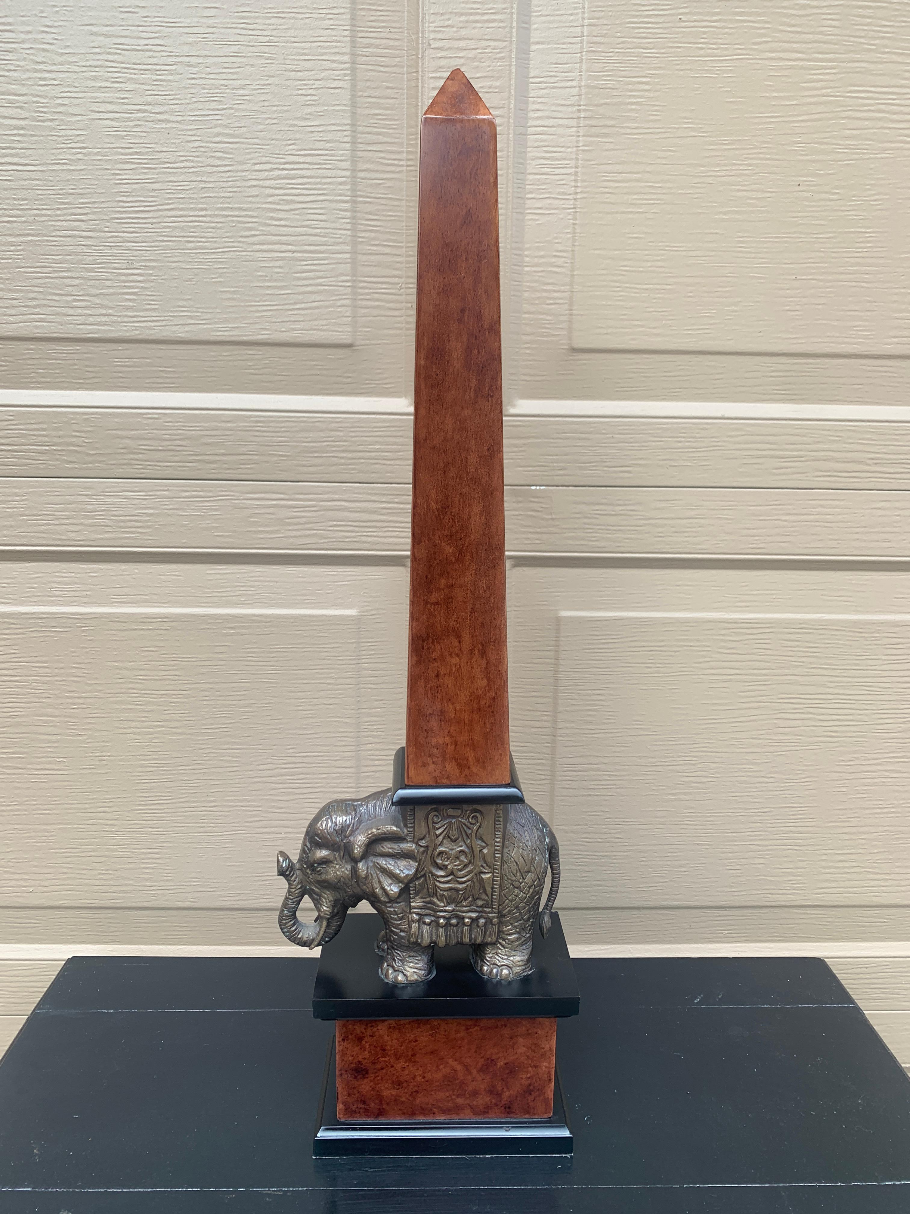 Ein atemberaubender Obelisk im neoklassischen oder Grand-Tour-Stil aus Holz und Metall nach dem Vorbild von Berninis berühmter Elefanten- und Obeliskenstatue in Rom, Italien

USA, Ende des 20. Jahrhunderts

Maße: 6,5 