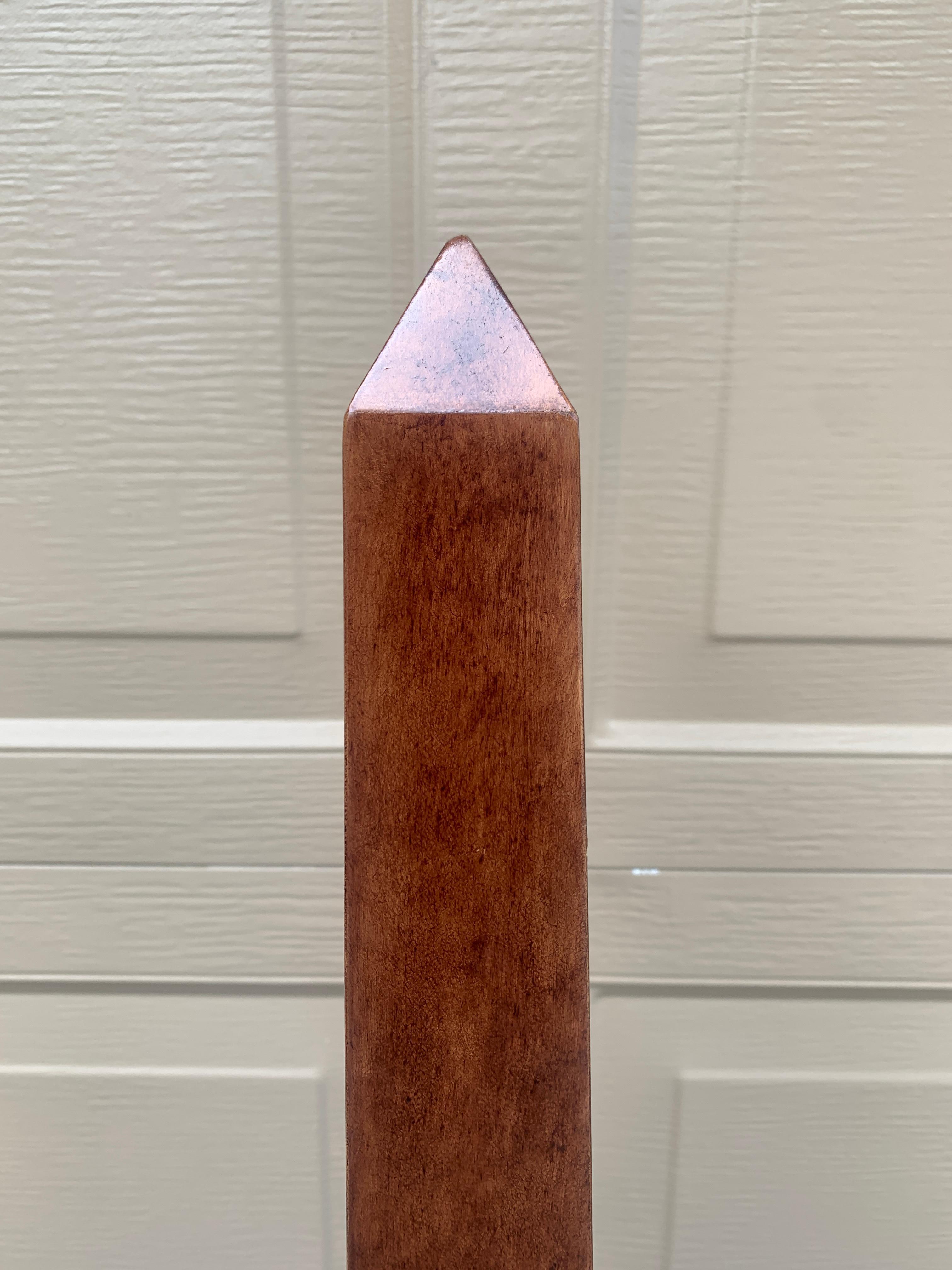 Neoklassizistischer römischer Holzobelisk nach Berninis Elefanten- und Obeliskenstatue im Zustand „Gut“ im Angebot in Elkhart, IN