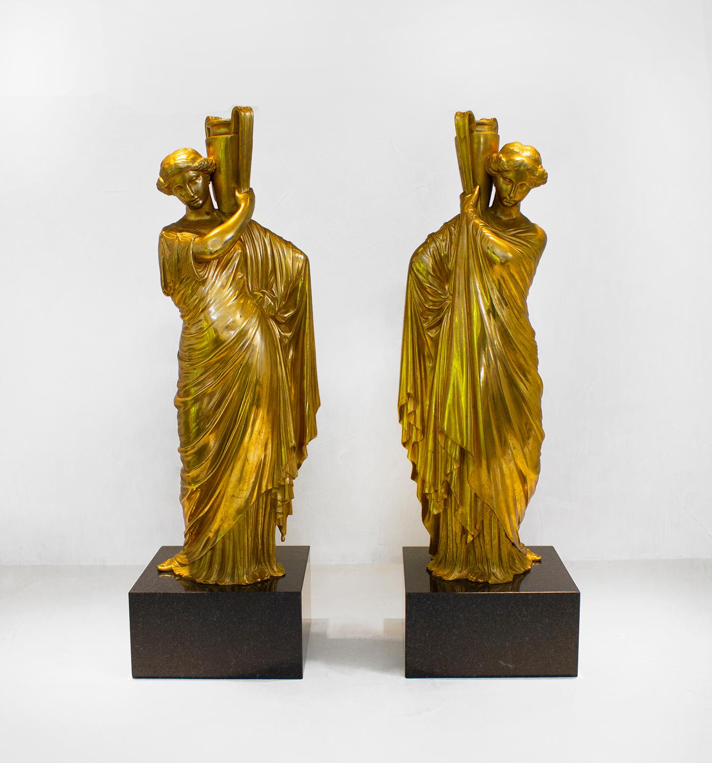 Neoklassizistische römisch-römische Bronze-Skulpturen in weiblicher Form mit Marmorsockel (Klassisch-römisch) im Angebot