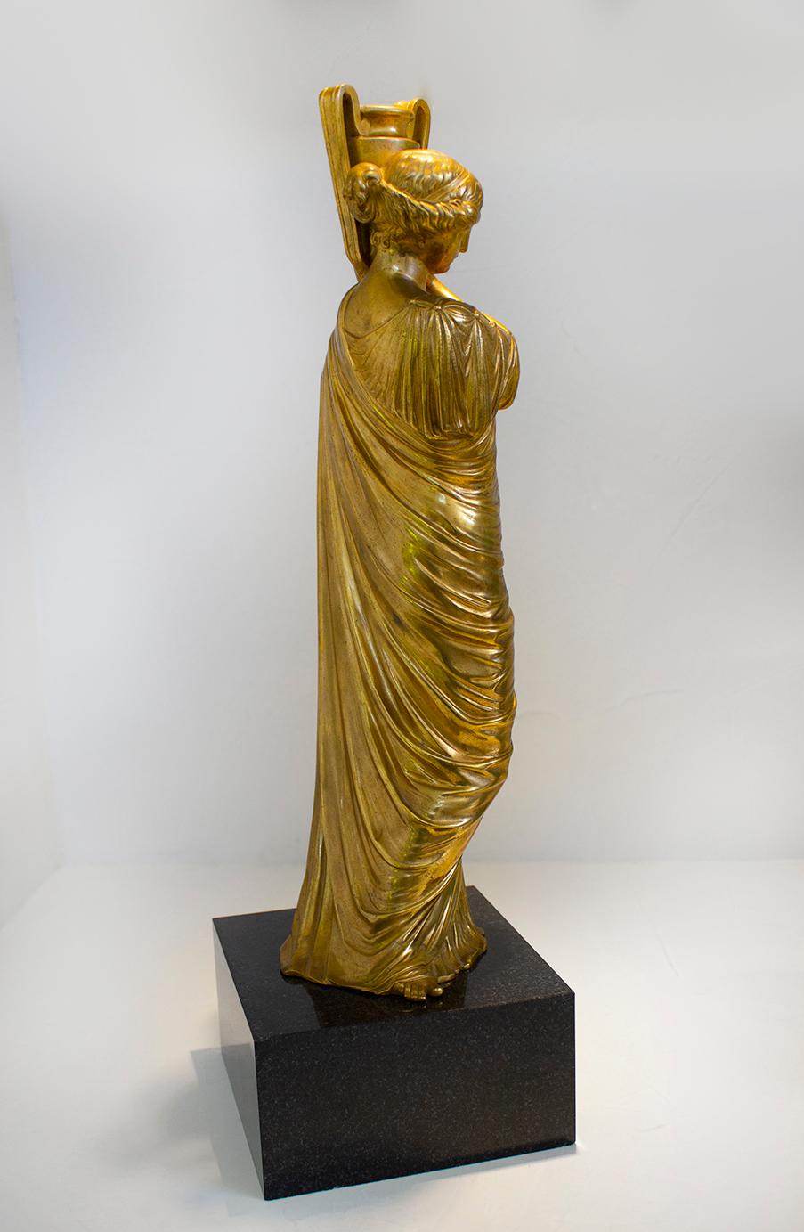 italien Sculptures de forme féminine romaine néoclassiques en bronze avec socles en marbre en vente