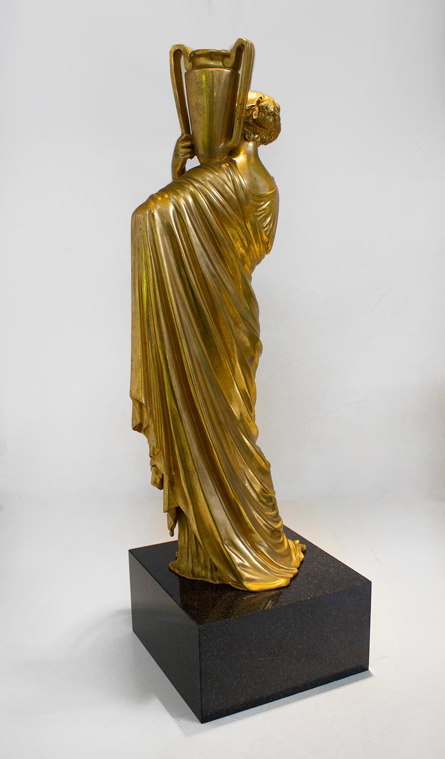 Neoklassizistische römisch-römische Bronze-Skulpturen in weiblicher Form mit Marmorsockel im Zustand „Gut“ im Angebot in Dallas, TX