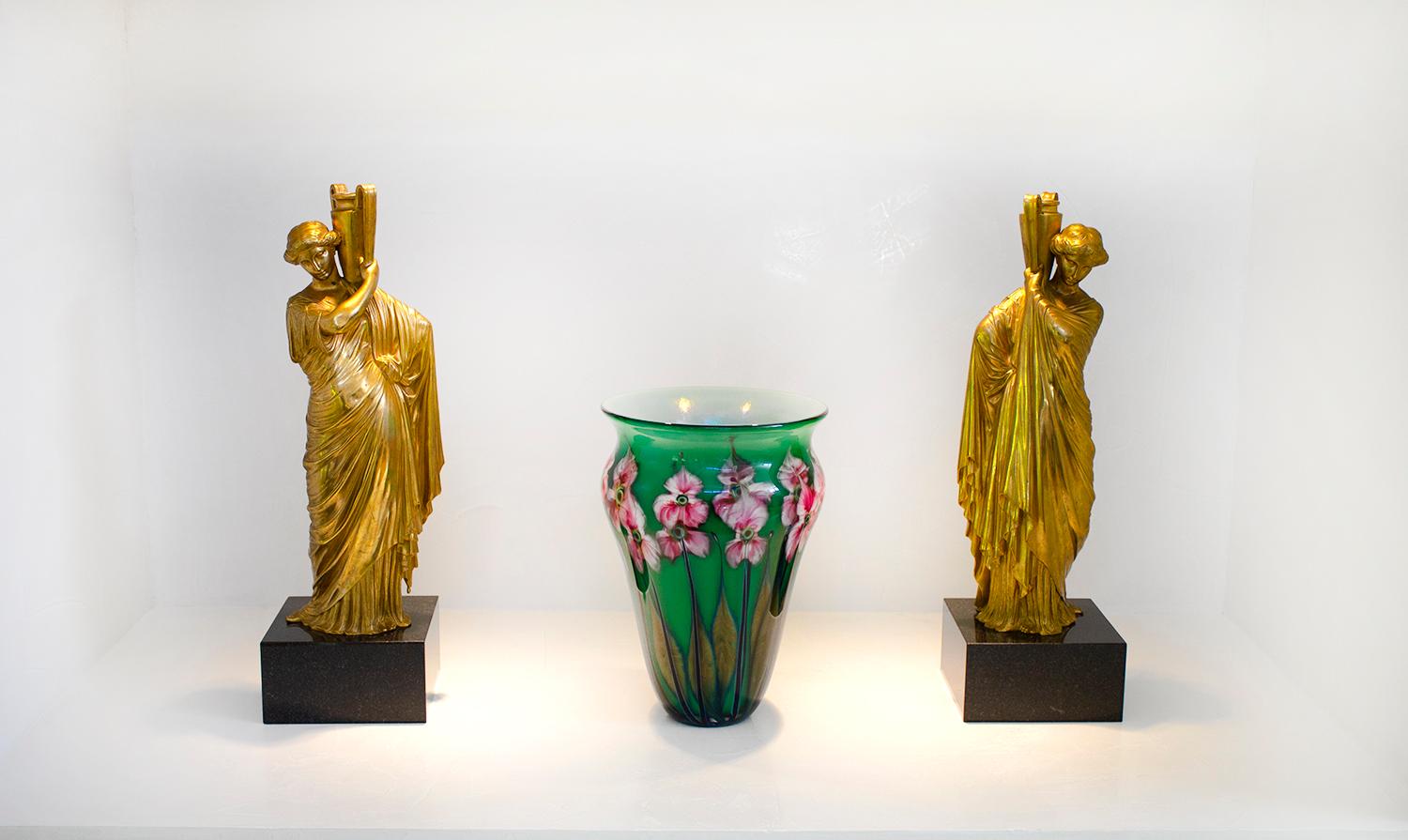 Neoklassizistische römisch-römische Bronze-Skulpturen in weiblicher Form mit Marmorsockel (20. Jahrhundert) im Angebot