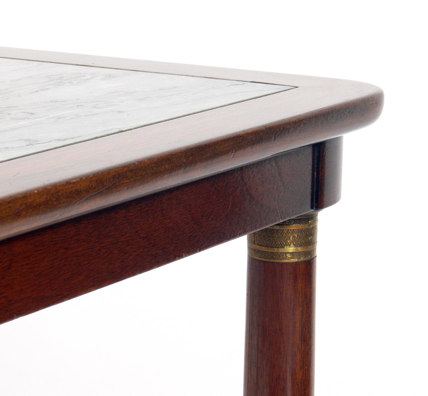 Neoklassischer Tisch aus Palisanderholz und Marmor (Mitte des 20. Jahrhunderts) im Angebot