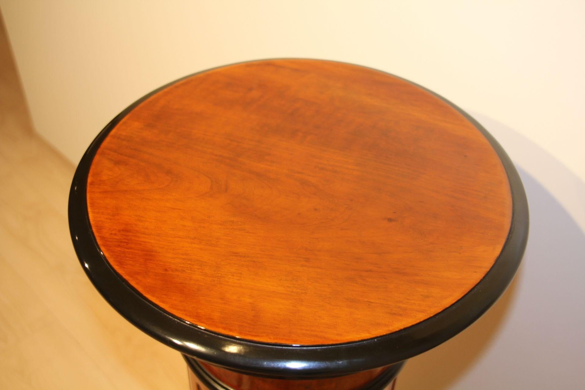 Neoclassical style round column or pedestal with rotating plateau from about 1920. Heavy solid beech body, stained in walnut color.
Vertical flutings in the column. Top and bottom partly ebonized. Restored and hand polished with