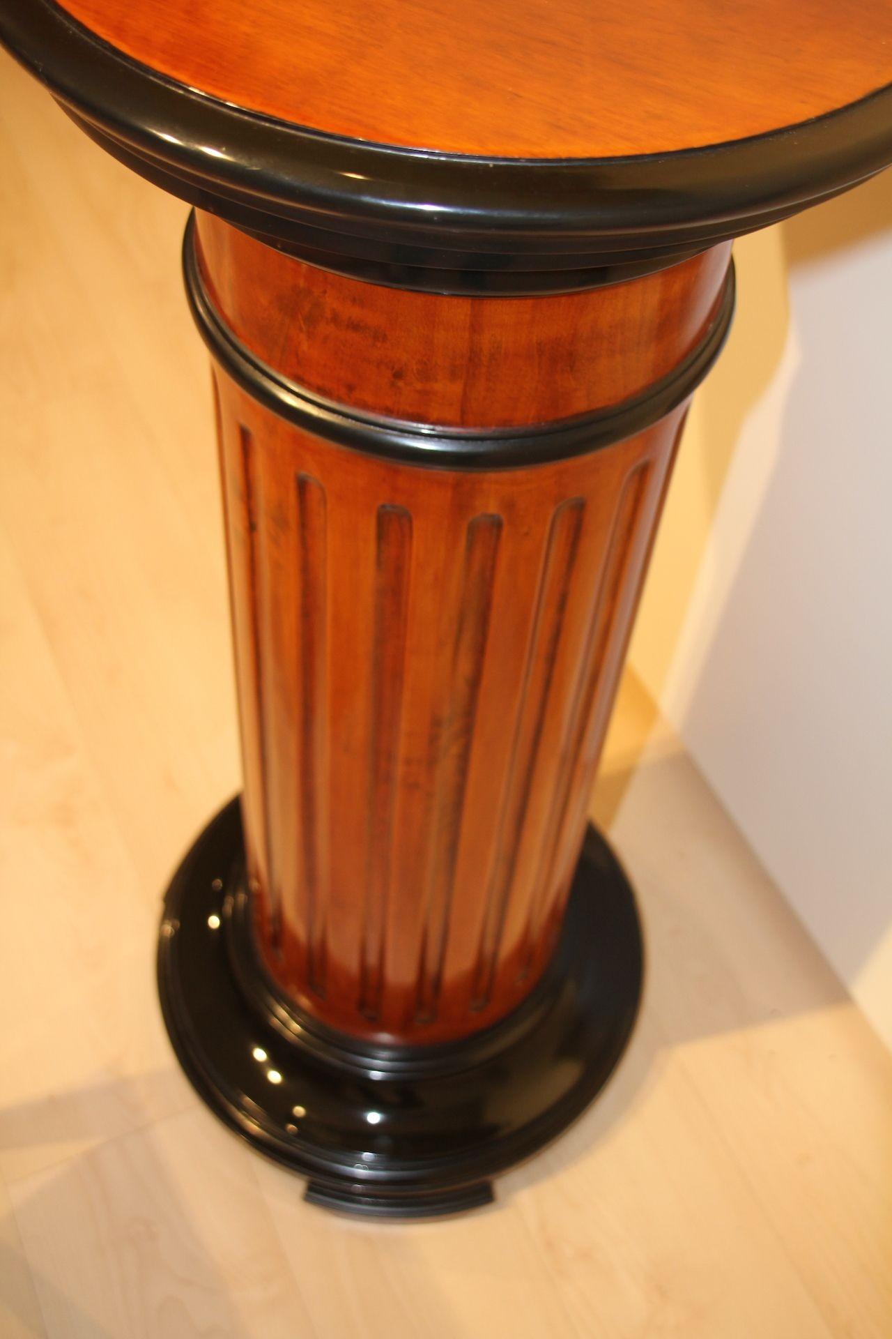 Neoclassical Rotating Pedestal, Beech Wood, French Polished, Germany, Circa 1920 In Good Condition For Sale In Regensburg, DE