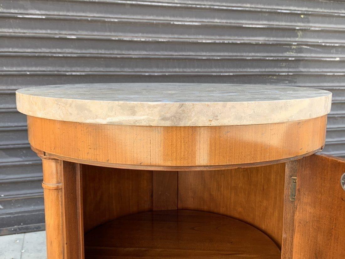 Table de nuit/table d'appoint ronde avec plateau en marbre par Baker Furniture en vente 1