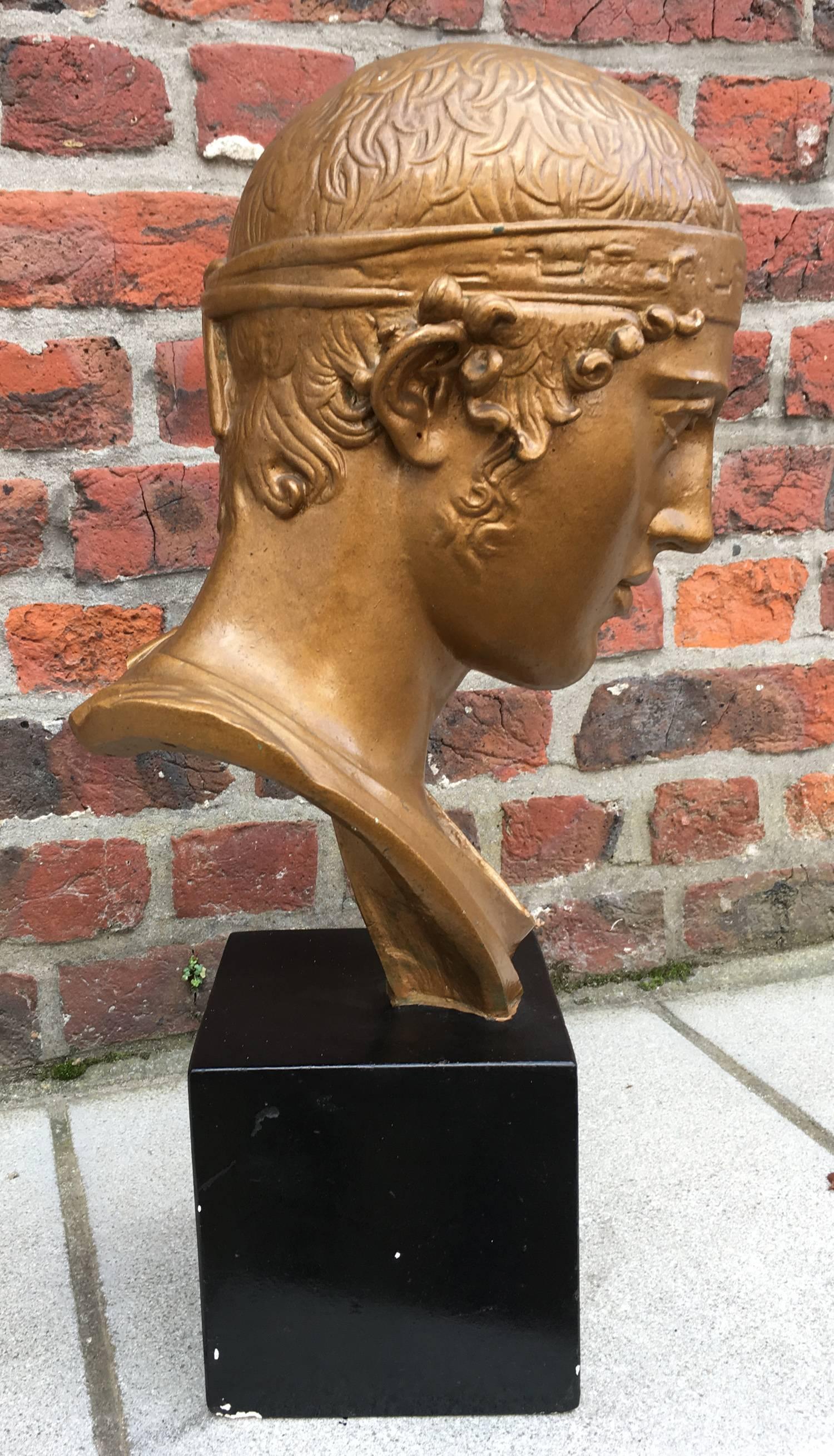 Escultura neoclásica de yeso pintado dorado, hacia 1940-1950 Art Decó en venta