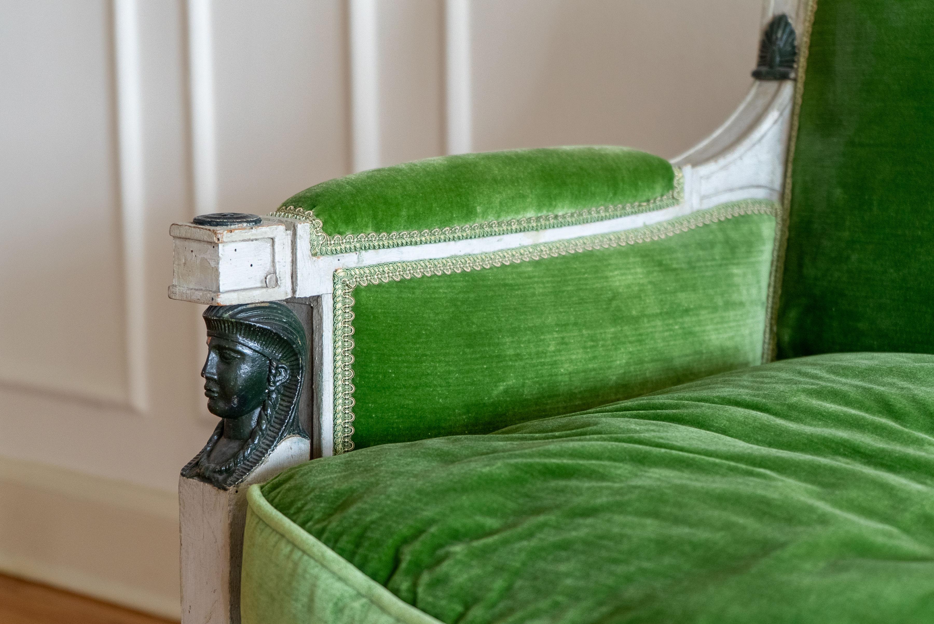 Neoclassico Divano neoclassico rivestito in velluto di seta verde bottiglia in vendita