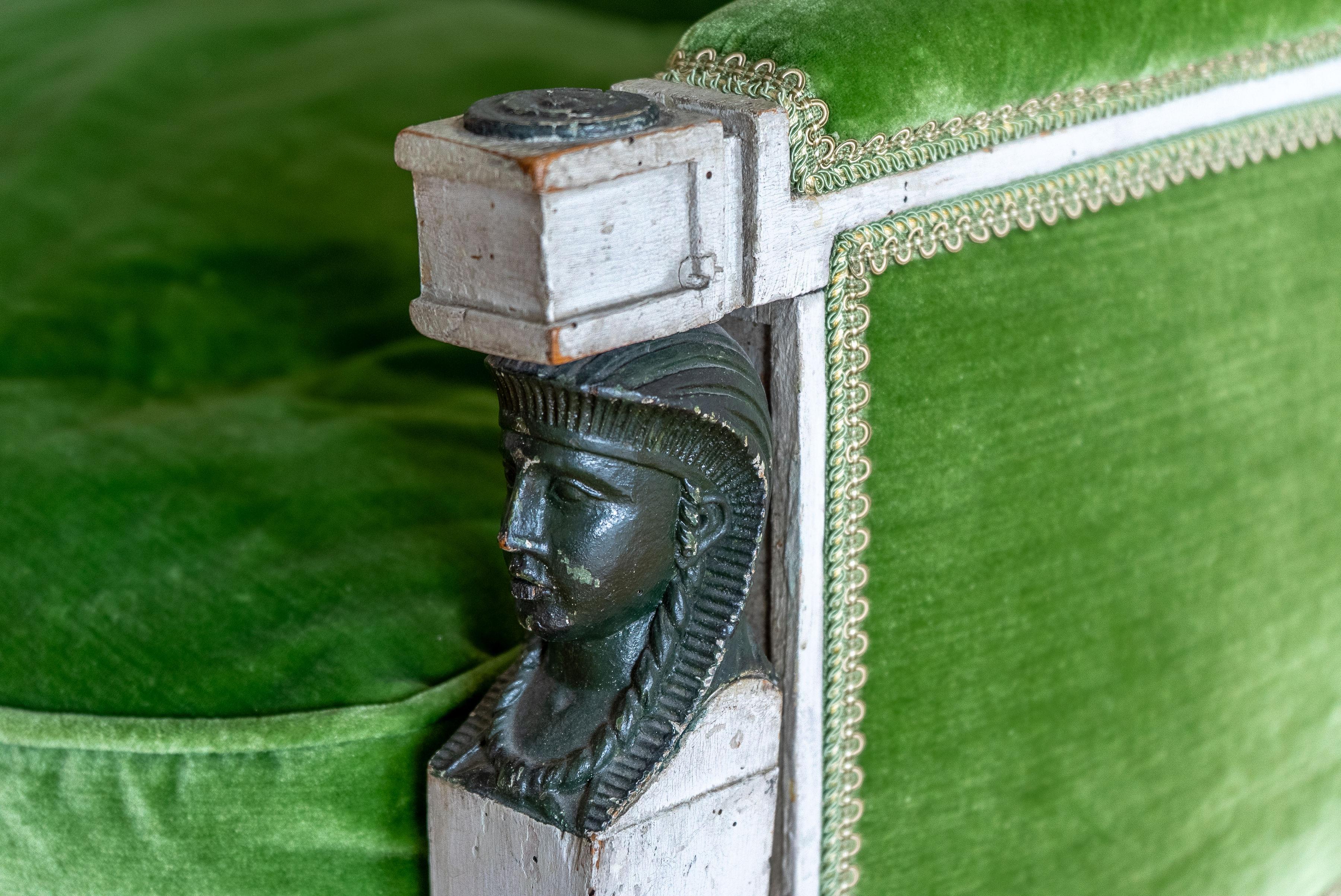 Italiano Divano neoclassico rivestito in velluto di seta verde bottiglia in vendita