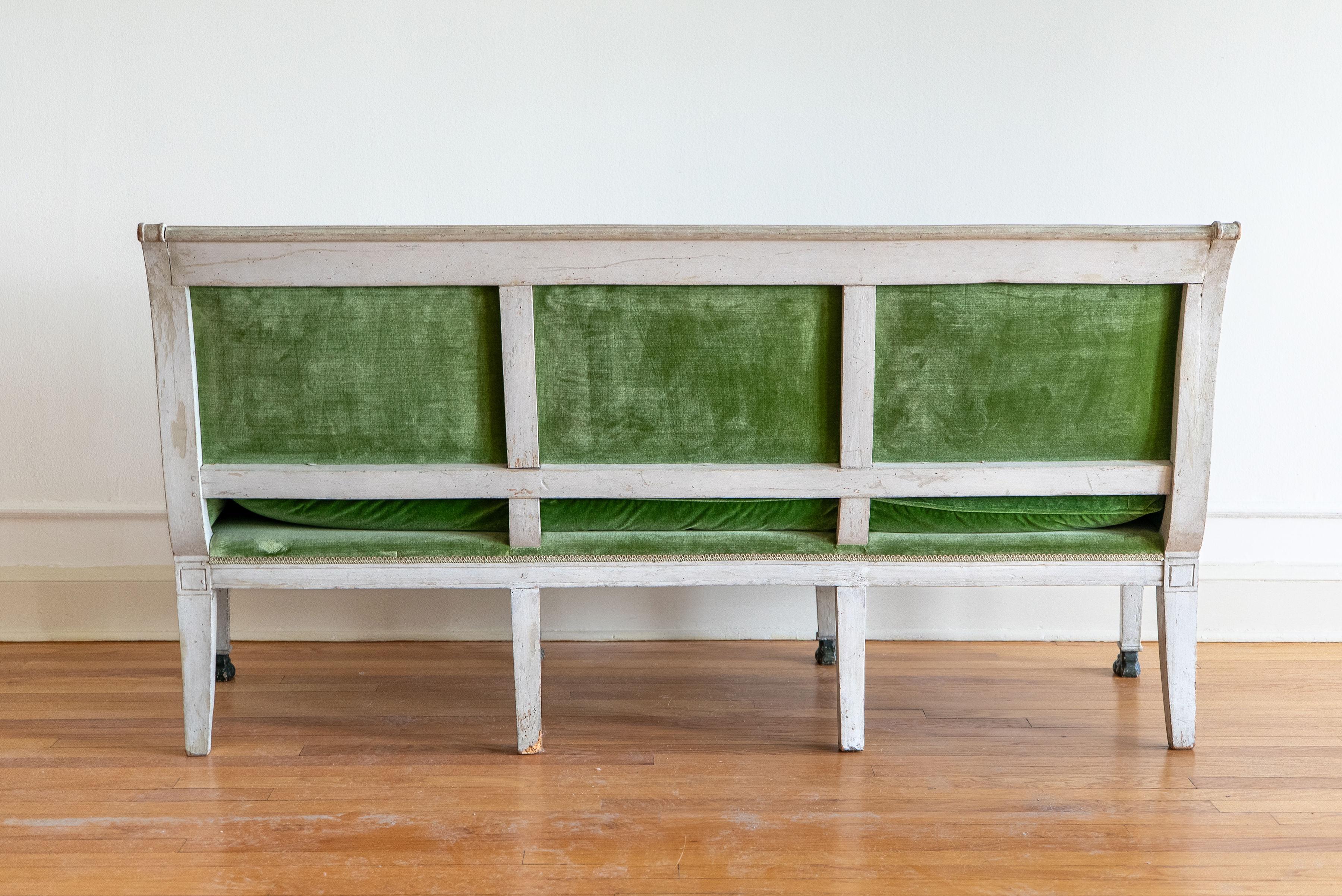 Divano neoclassico rivestito in velluto di seta verde bottiglia In condizioni buone in vendita a Chicago, US