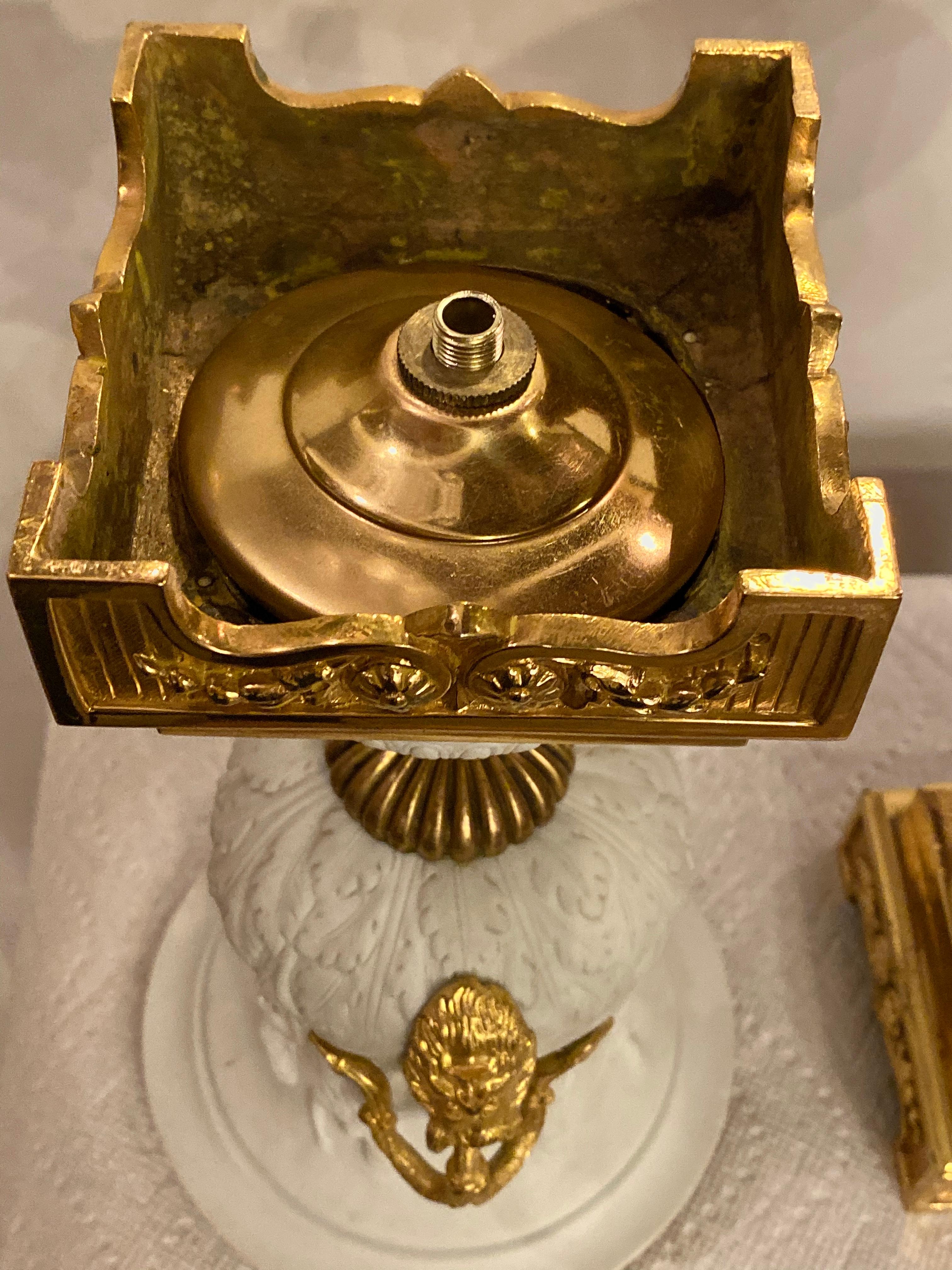 Neoklassische Sevres Parian und Doré Bronze montiert Urnen oder Vasen 1920er Jahre ein Paar im Angebot 6