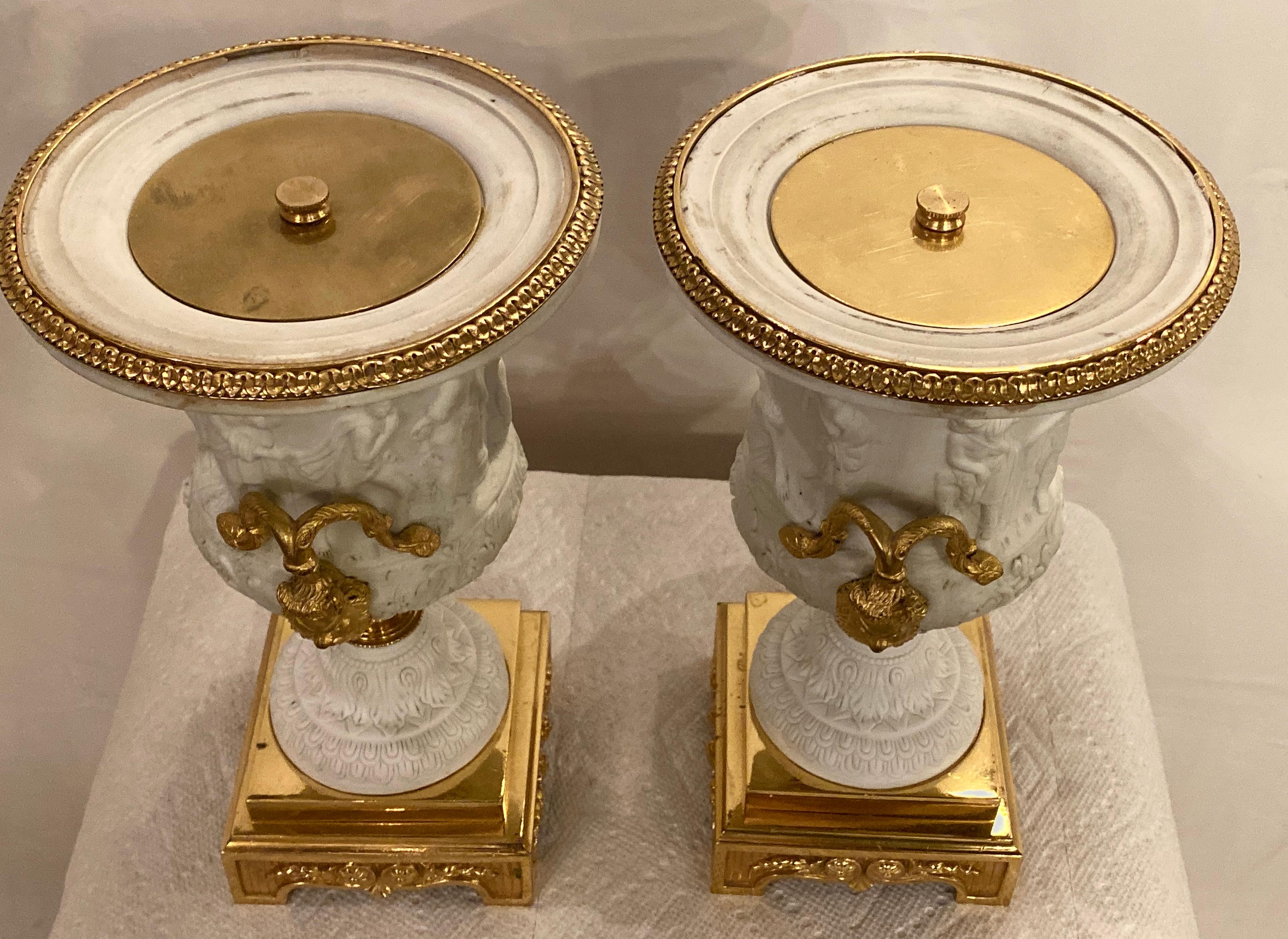Neoklassische Sevres Parian und Doré Bronze montiert Urnen oder Vasen 1920er Jahre ein Paar im Angebot 4