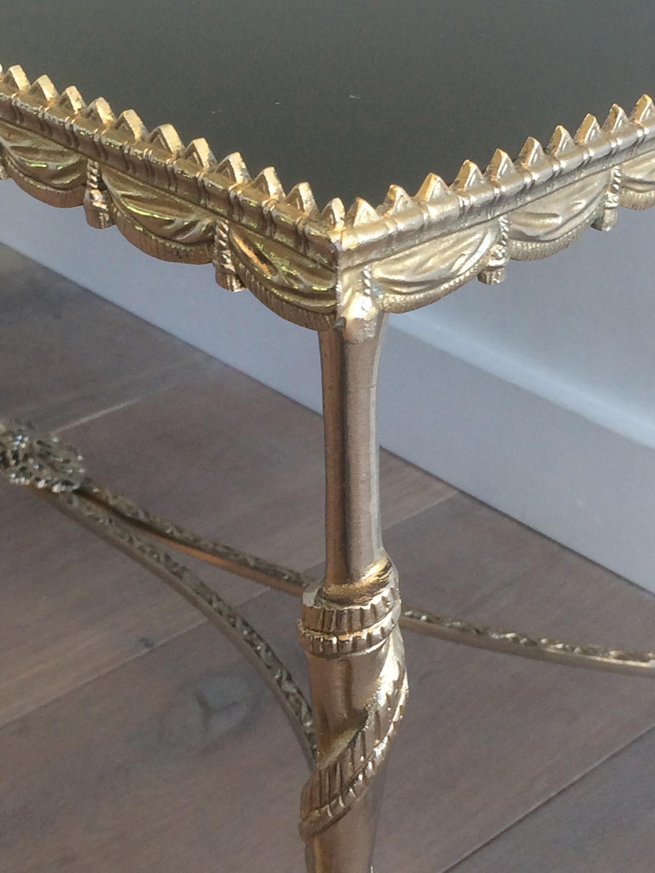 Milieu du XXe siècle Table basse néoclassique en argent avec pieds en forme d'animaux et plateau en verre laqué noir en vente