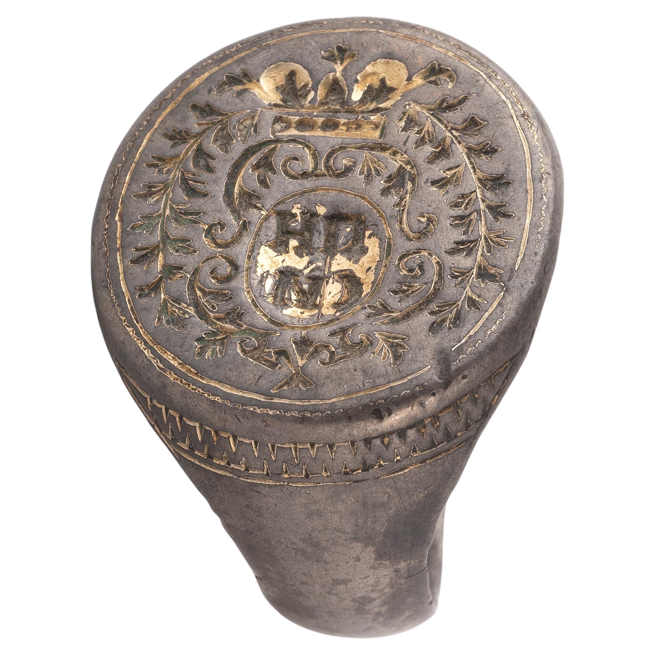 Anello con sigillo in argento e metallo dorato, con inciso lo stemma della famiglia russa e la corona del principe su una forma ovale. 
Misura dell'anello: 10 1/2
Peso: 17 g. 